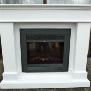 Stijlvolle Schouw met Classic Fire “Chicago” Elektrische Sfeerhaard Breng warmte en sfeer in uw interieur met deze prachtige rechte schouw en de veelzijdige Classic Fire “Chicago” elektrische haard. Perfect voor elk modern of klassiek interieur! Details van de Schouw ✔ Type: Rechte schouw ✔ Afmetingen: 44 x 120 x 105 cm (L x B x H) ✔ Materiaal: Hoogwaardig MDF Details van de Elektrische Haard ✔ Model: Classic Fire “Chicago” ✔ Afmetingen: 23 x 67 x 62 cm (L x B x H) ✔ Kleuren: Zwart of RVS ✔ Vermogen kachel: 1,8 kW (keuze uit 900W of 1800W) ✔ Verlichting: LED-module voor een sfeervol gloei-effect Unieke Kenmerken ✨ Inbouwsfeerhaard met strak glaspaneel ✨ Instelbare vlammen en dimbaar gloei-effect ✨ Draaiknop thermostaat voor optimale temperatuurregeling ✨ Plug & play: eenvoudig te installeren, geen afvoer nodig Waarom Kiezen voor Deze Set? ✅ Combineert functionaliteit met stijl ✅ Ideaal voor ruimtes waar geen traditionele haard mogelijk is ✅ Beschikbaar in andere maten en met verschillende haardopties Prijs en Beschikbaarheid 💰 Prijs (compleet: schouw + haard): €400 📦 Beschikbaarheid: Niet direct op voorraad, maar op bestelling leverbaar. 👉 Opmerking: Levering niet beschikbaar aan winkels of handelaren. Geïnteresseerd? Haal deze unieke combinatie in huis en geniet van de ultieme sfeer en warmte!