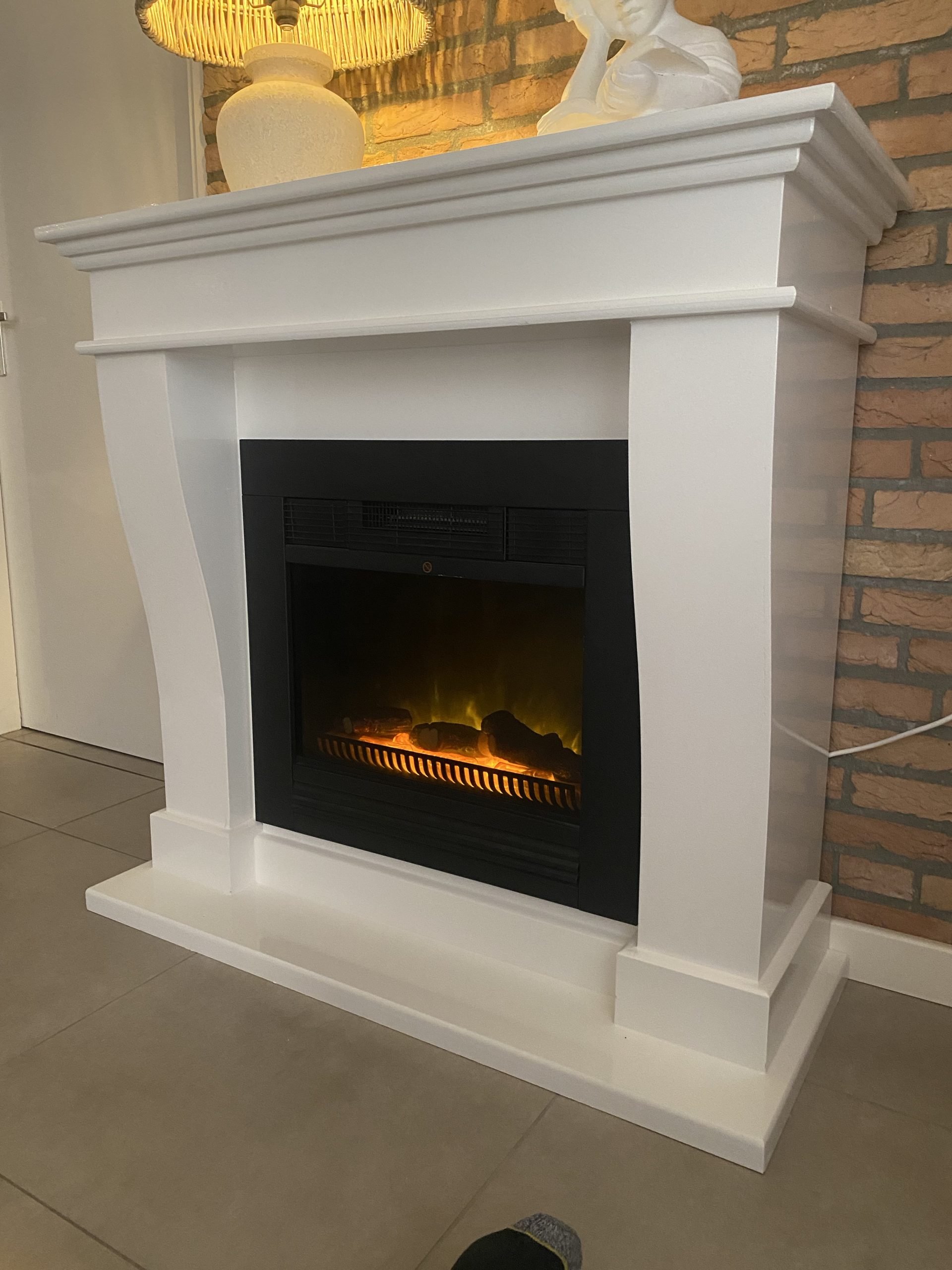 Classic Fire elektrische sfeerhaard met witte schouw Titel: Witte schouw met elektrische sfeerhaard – Stijlvol en modern