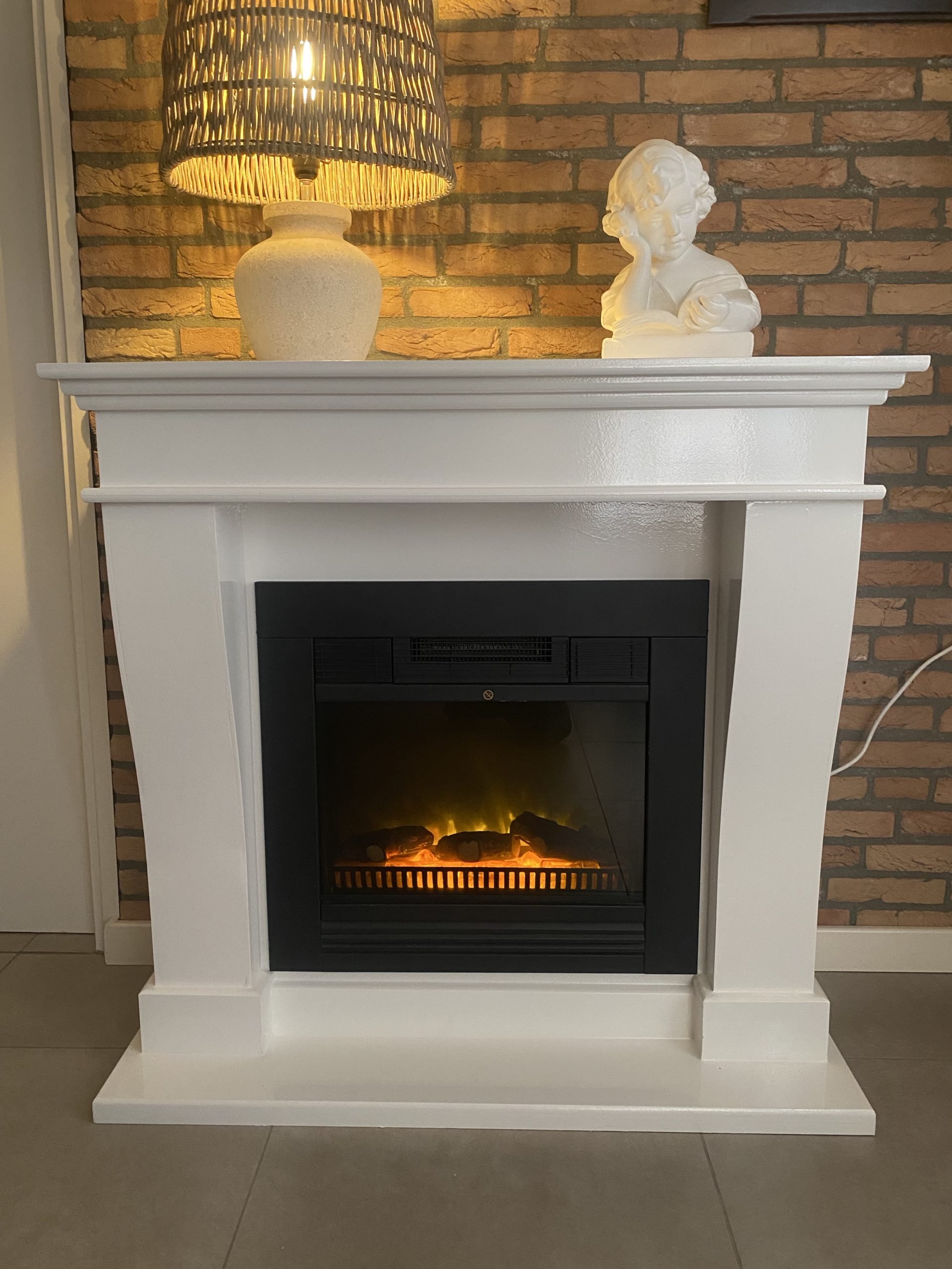 Elektrische sfeerhaard met schouw in moderne stijl