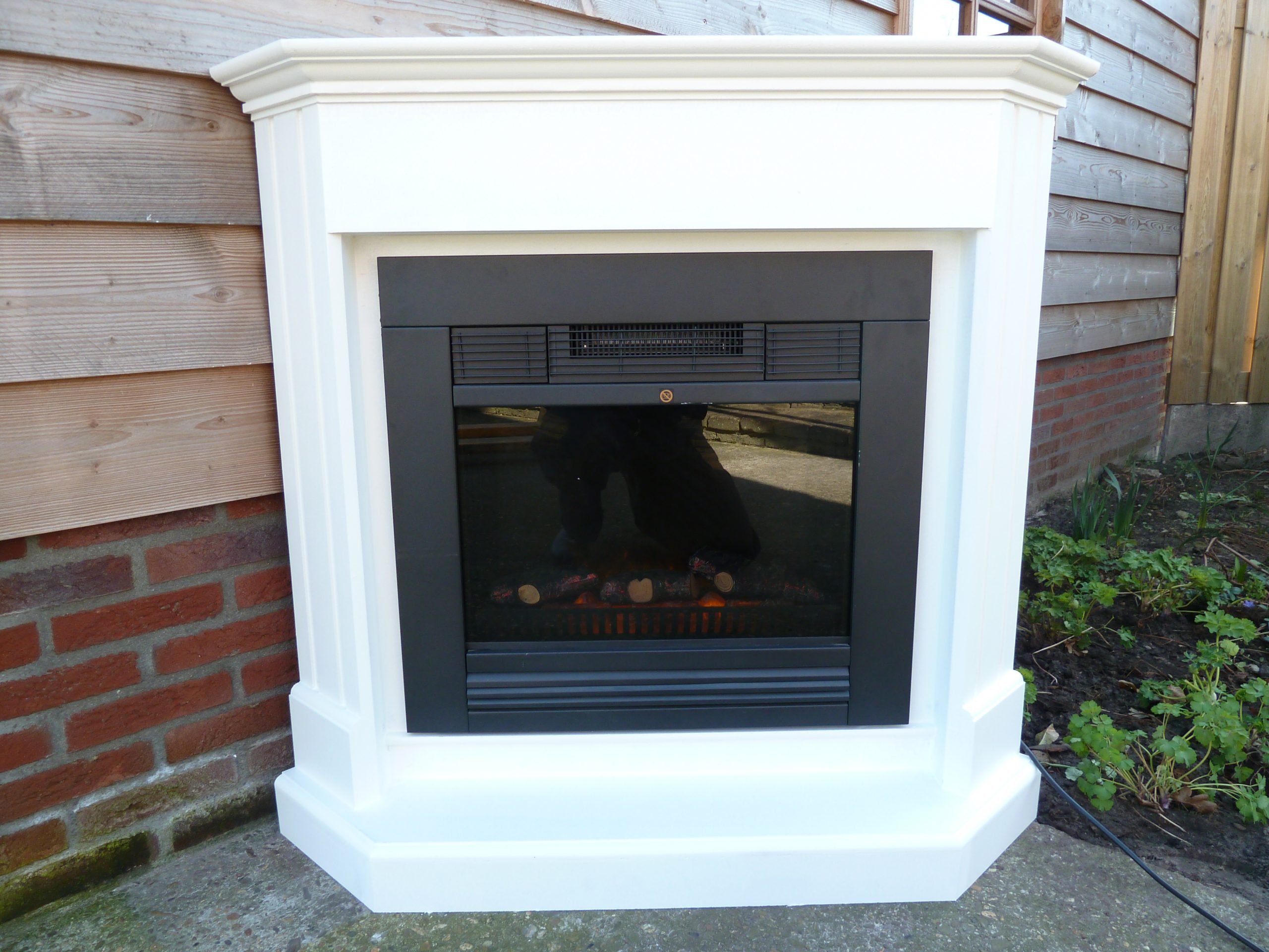 Compacte hoekschouw met ingebouwde sfeerhaard – ideaal voor kleine ruimtes.