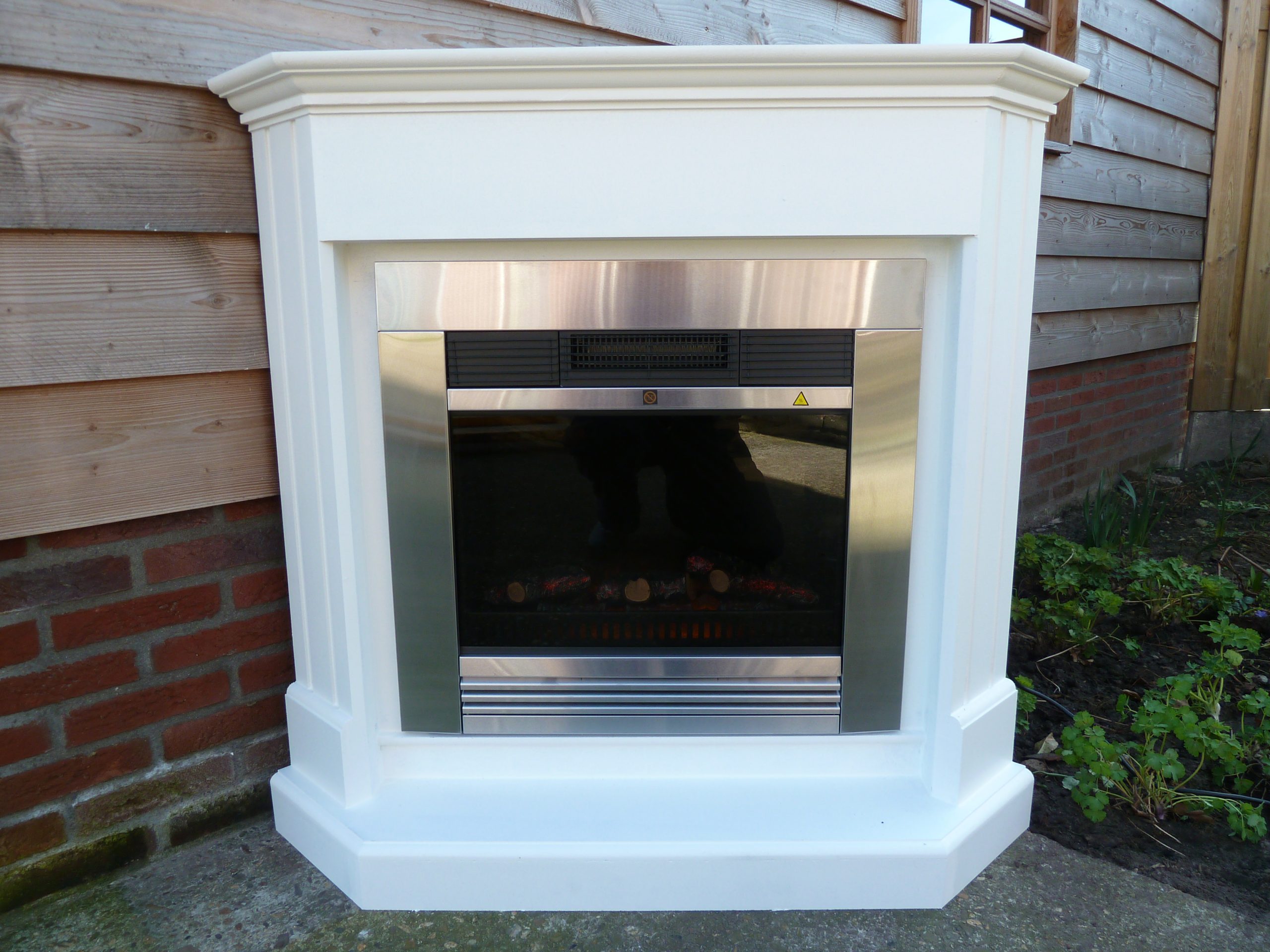 Zwarte hoekschouw met sfeerhaard – robuust en stijlvol voor een luxe uitstraling.