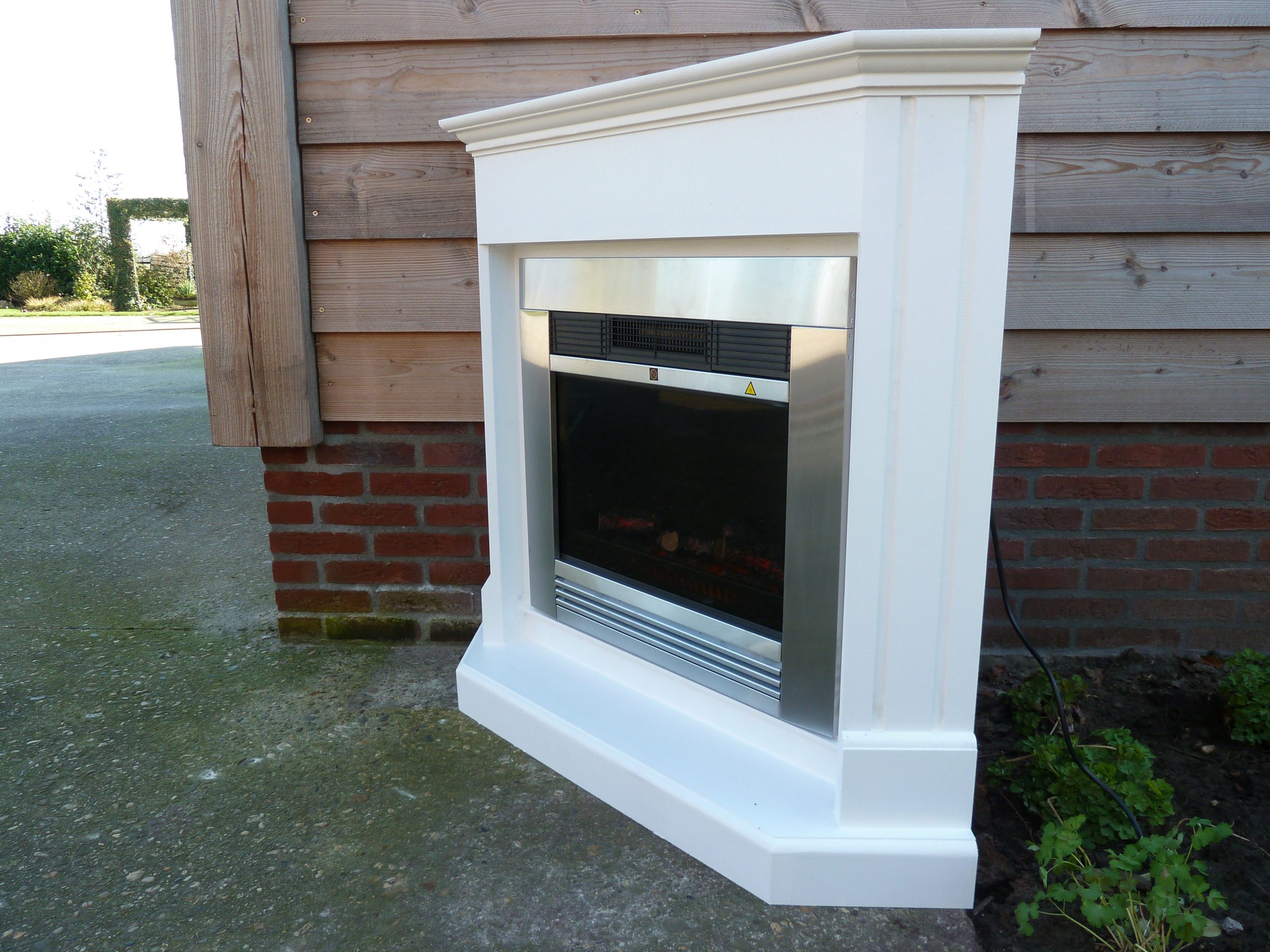 Hoekschouw met inbouw sfeerhaard en houtlook – natuurlijke en warme uitstraling.