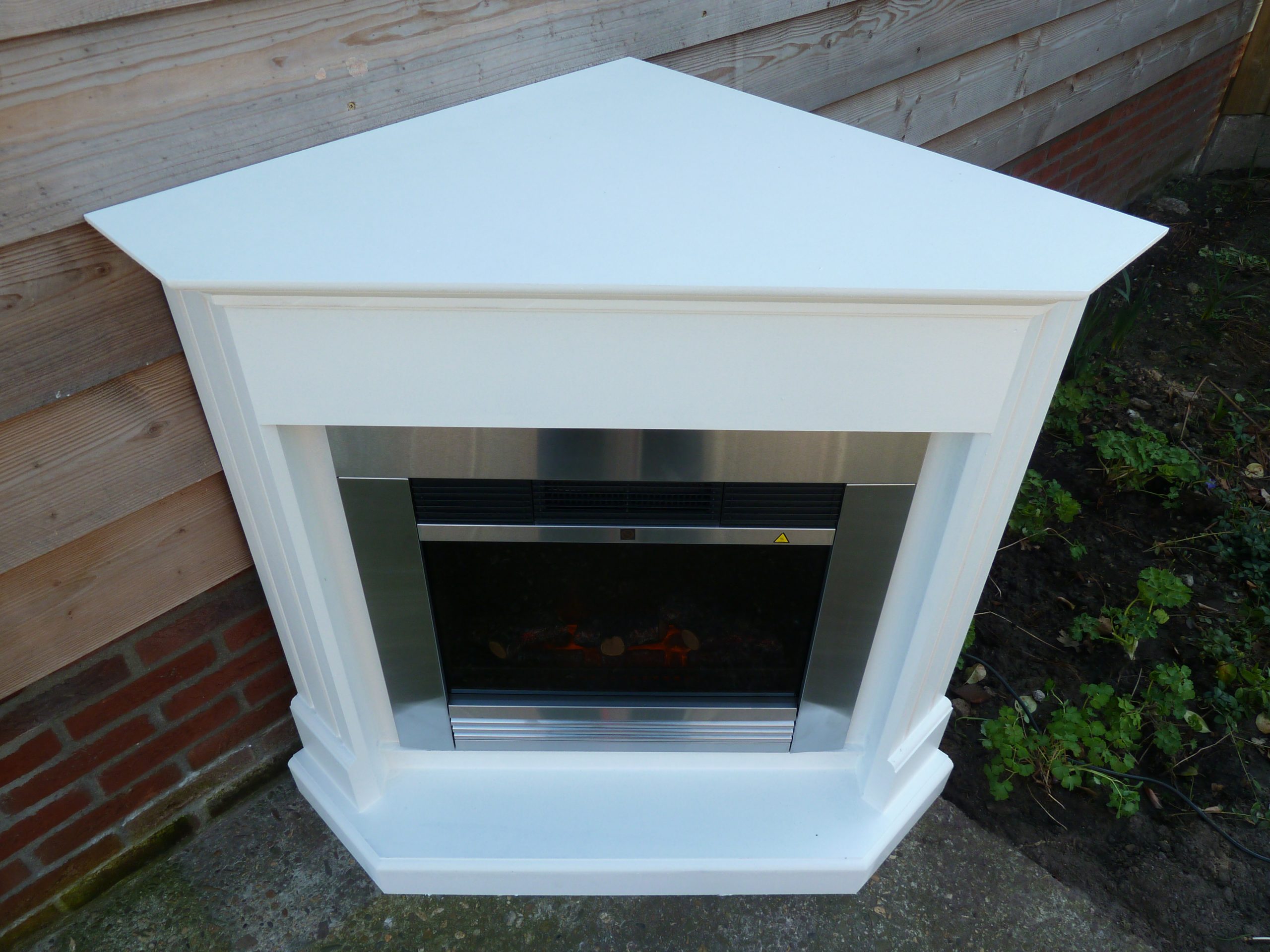 Klassieke hoekhaard met inbouw sfeerhaard – tijdloos design met een warme uitstraling.