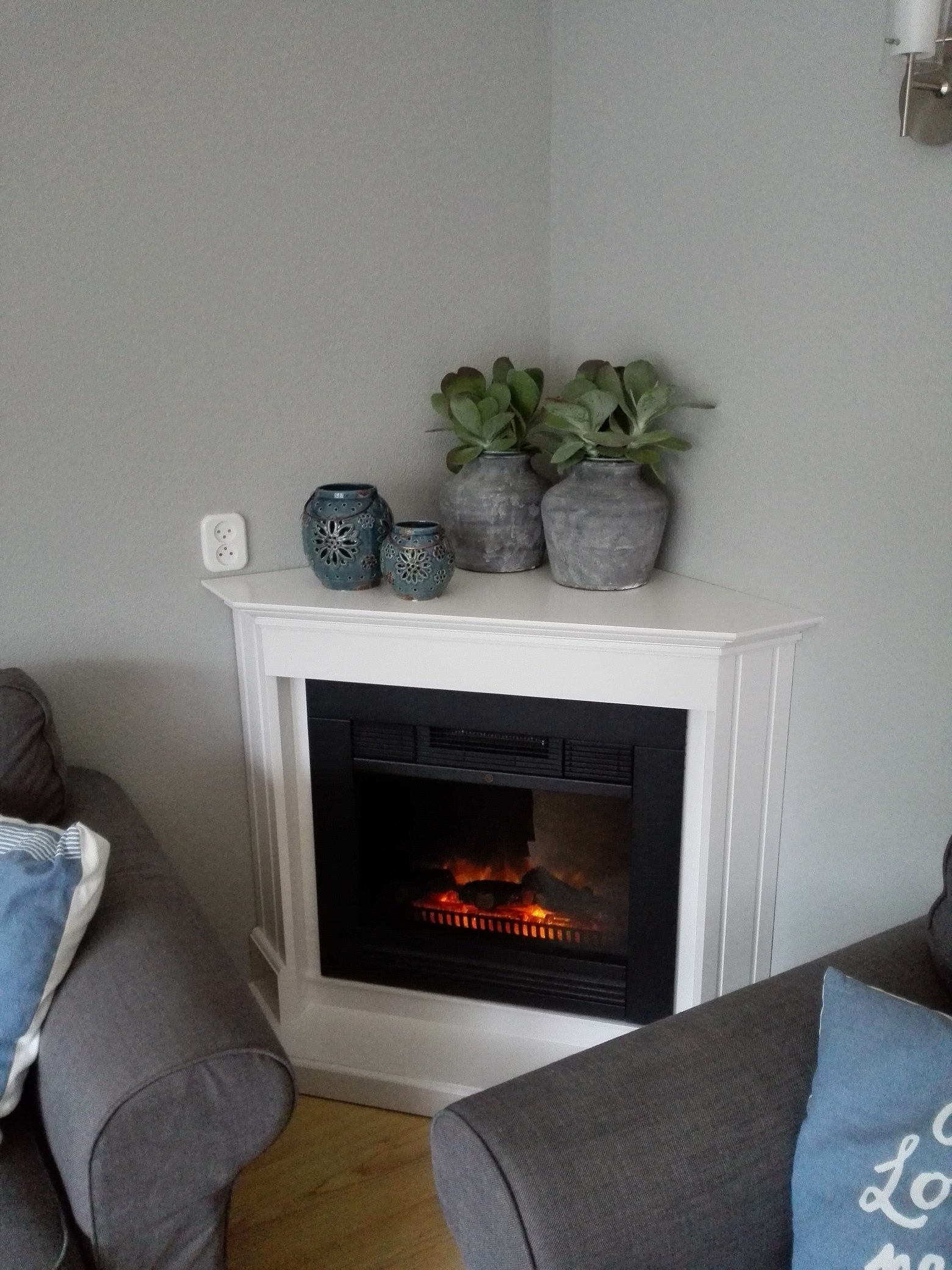 Hoekschouw met optionele inbouwsfeerhaard – direct leverbaar, 74 x 108 x 100 cm.