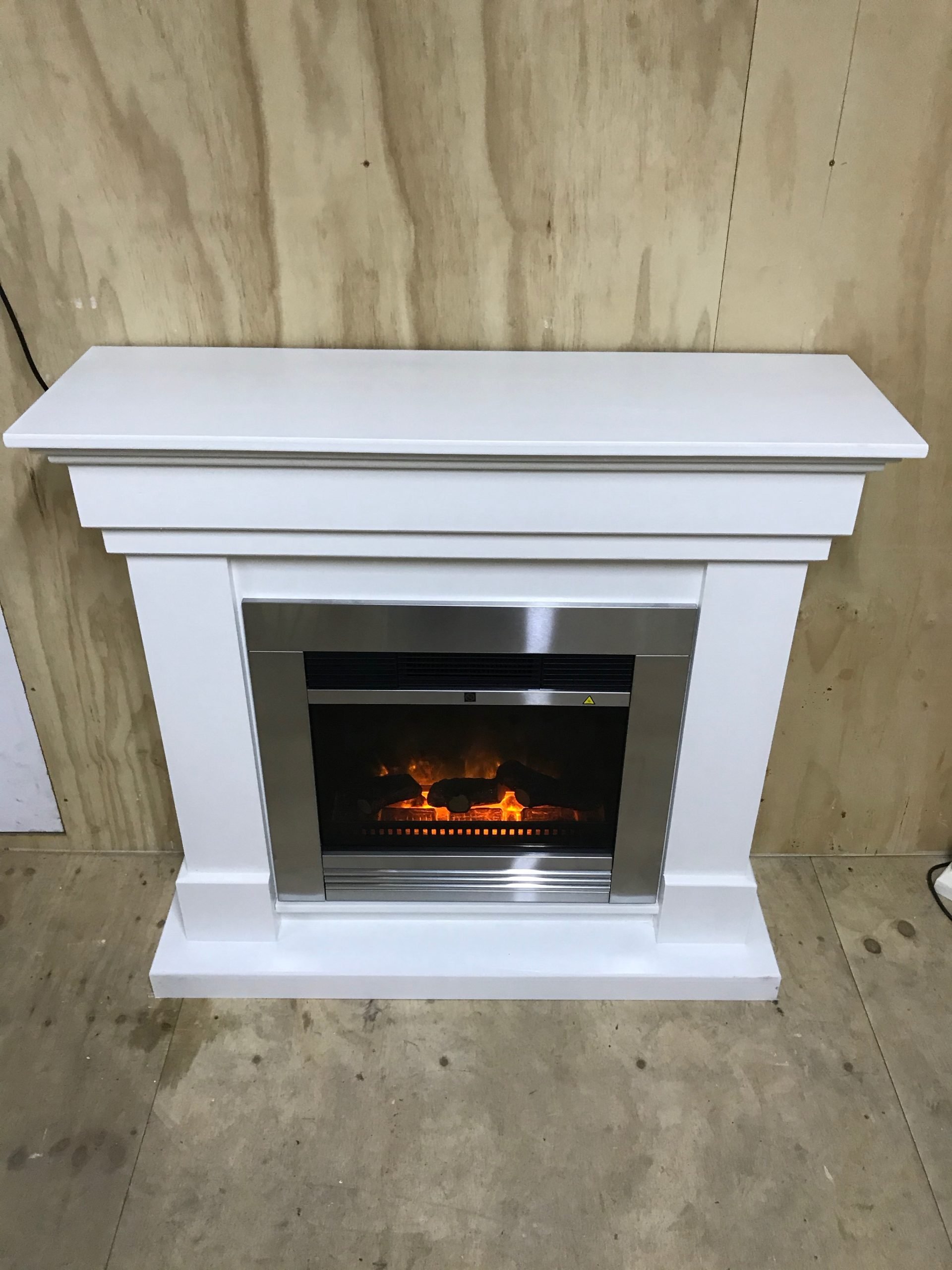 Gezellige woonkamer met Classic Fire "Chicago" elektrische haard en schouw.