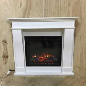 Hoekschouw sfeerhaard met elektrische haard en ombouw - vooraanzicht.