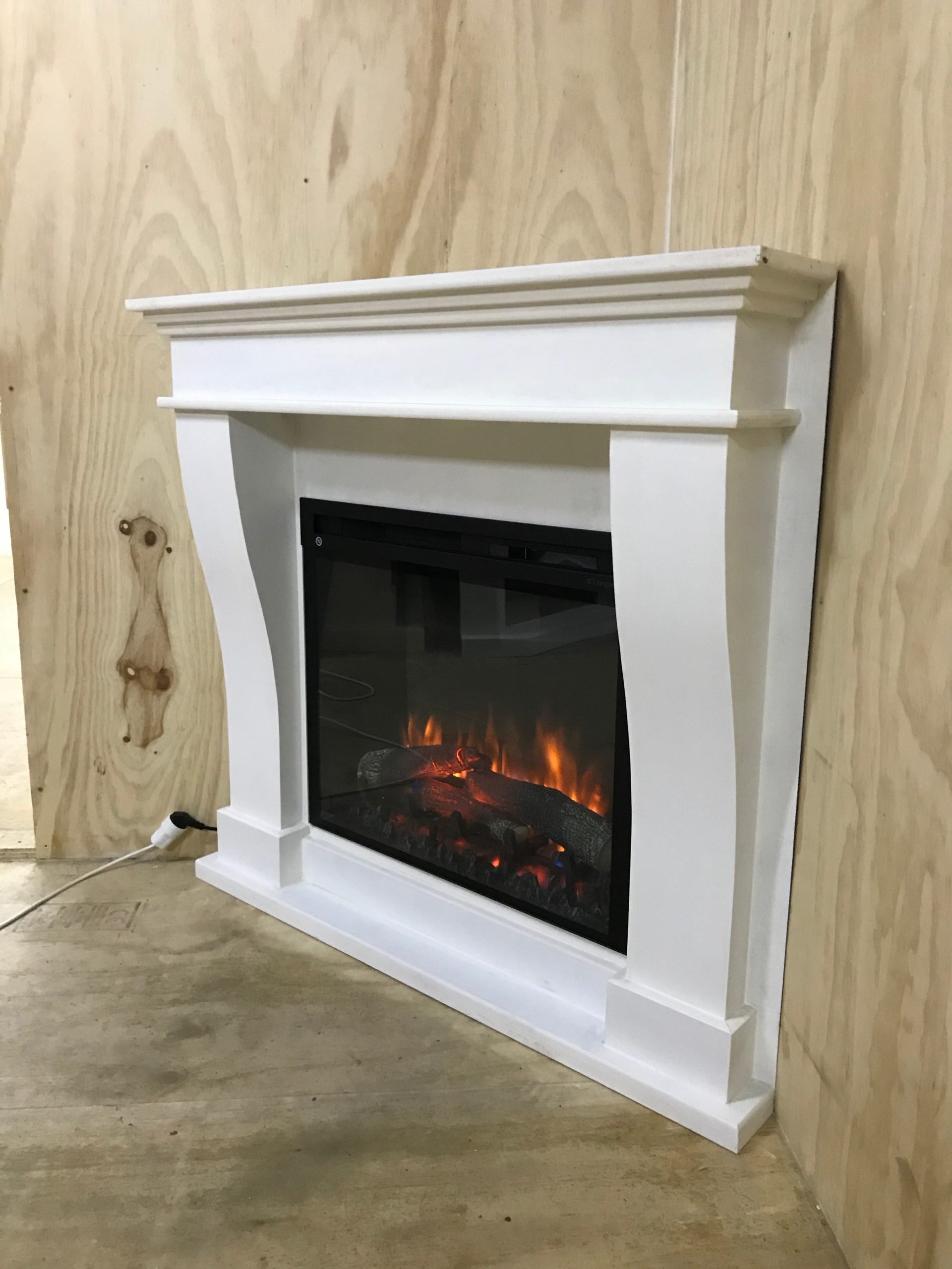 Hoekschouw met elektrische sfeerhaard en ombouw - zijaanzicht.