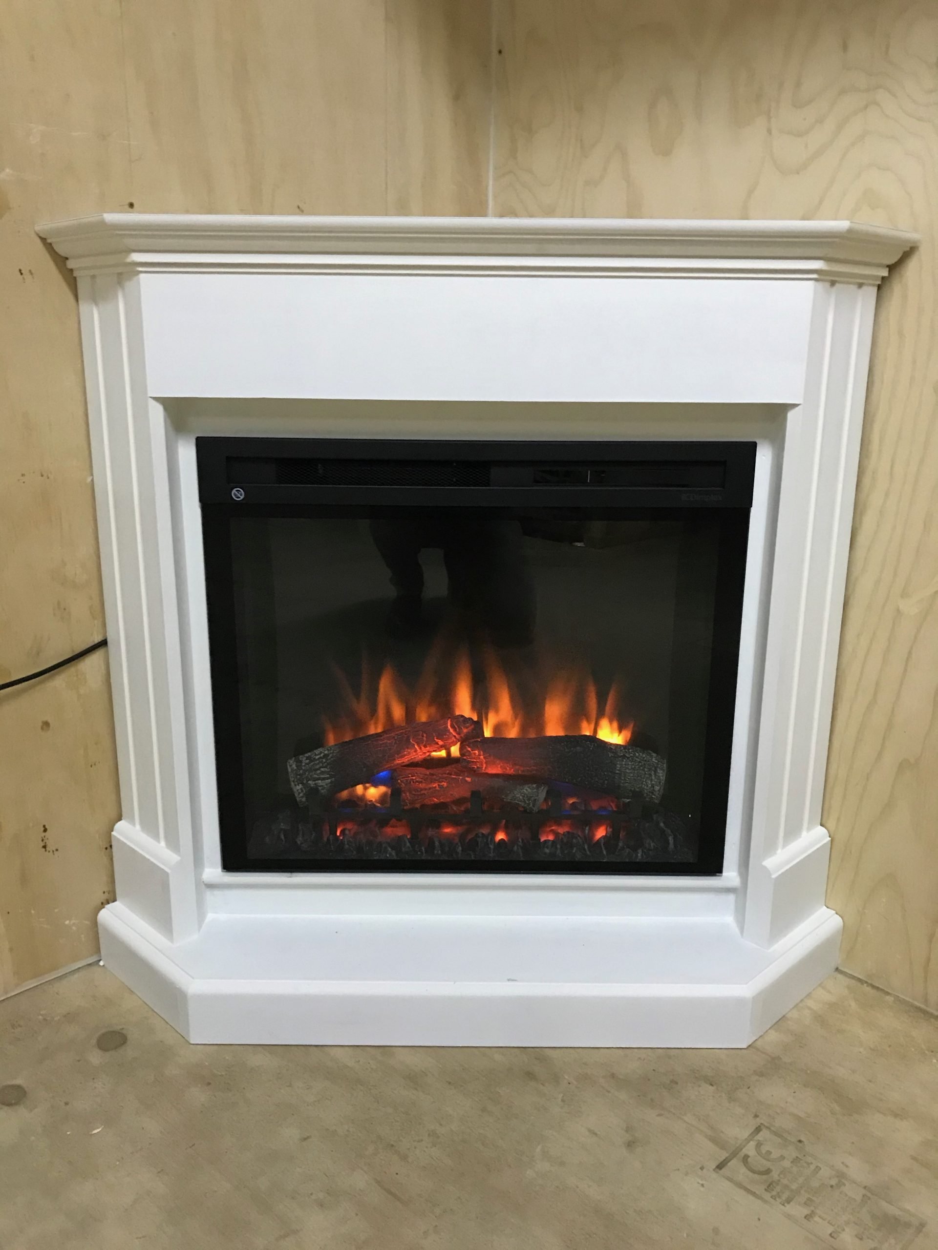 Hoekschouw met Dimplex XHD28 in modern interieur, creëer een warme en uitnodigende sfeer met elektrische haard.