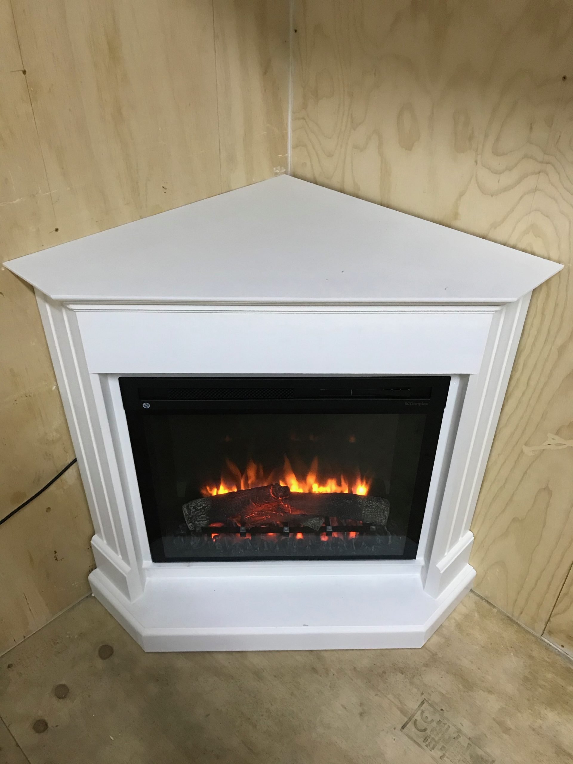 Installatie van hoekschouw met Dimplex XHD28, energiezuinig, ruimtebesparend en eenvoudig te monteren.