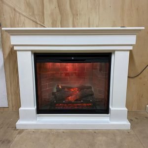 Vooraanzicht van de Dimplex Revillusion 30″ sfeerhaard met realistisch vuurbeeld en ombouw.