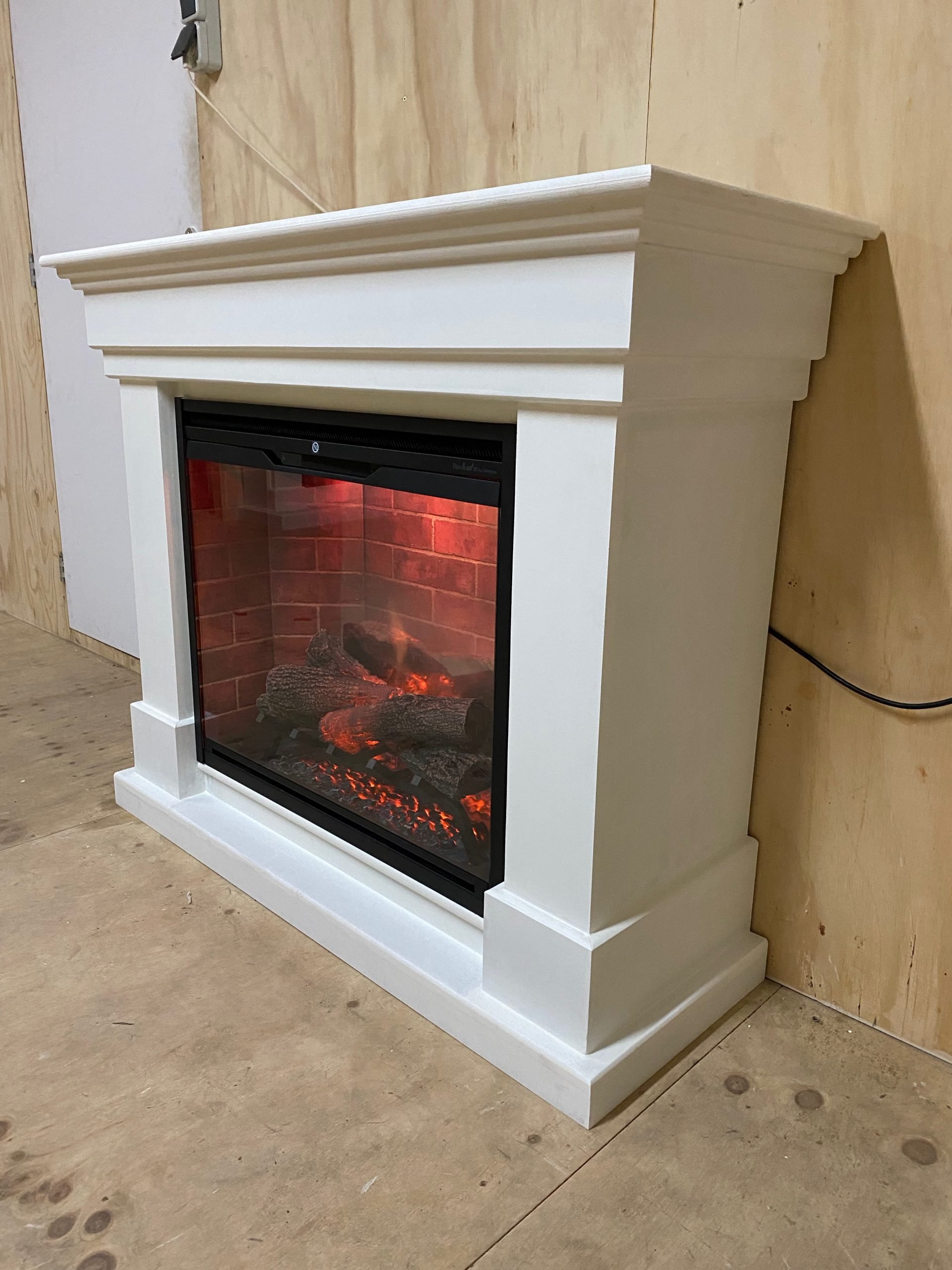 Zijkant van de rechte schouw ombouw voor de Dimplex Revillusion 30″ sfeerhaard.