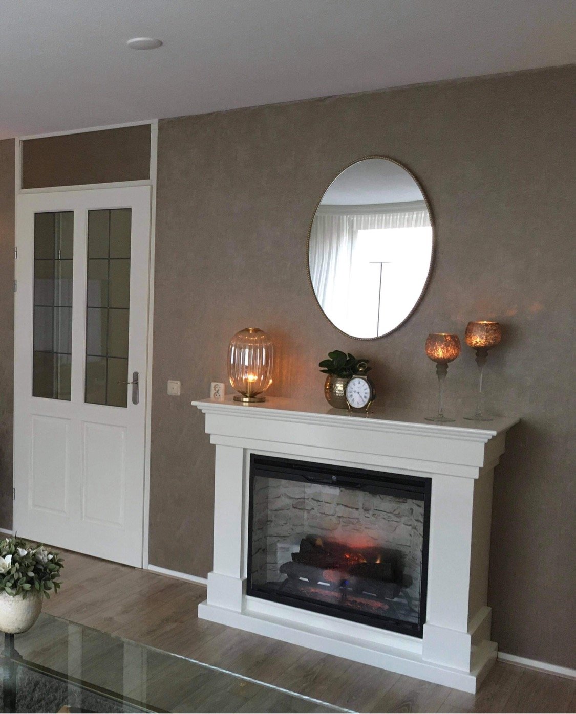 Schouw met Dimplex Revillusion 30″ sfeerhaard in een moderne woonkamer met minimalistische inrichting.