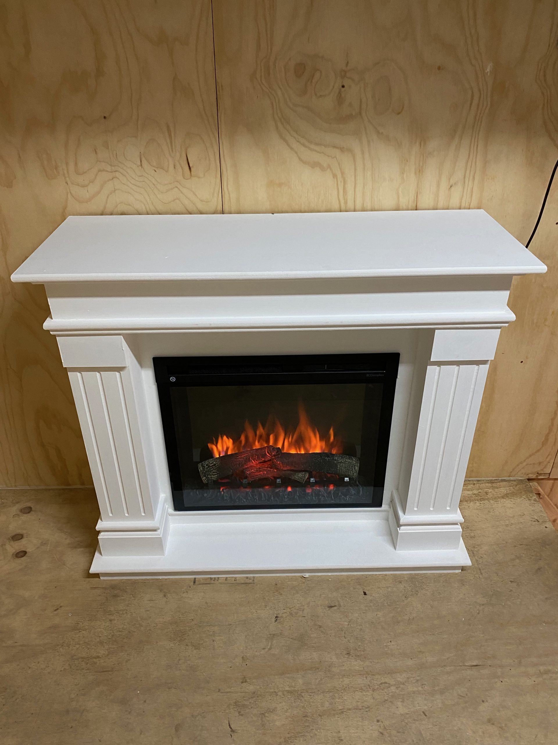 Instelbare vlamintensiteit en -snelheid van de Dimplex Firebox XHD28 elektrische haard voor een gepersonaliseerde sfeer.