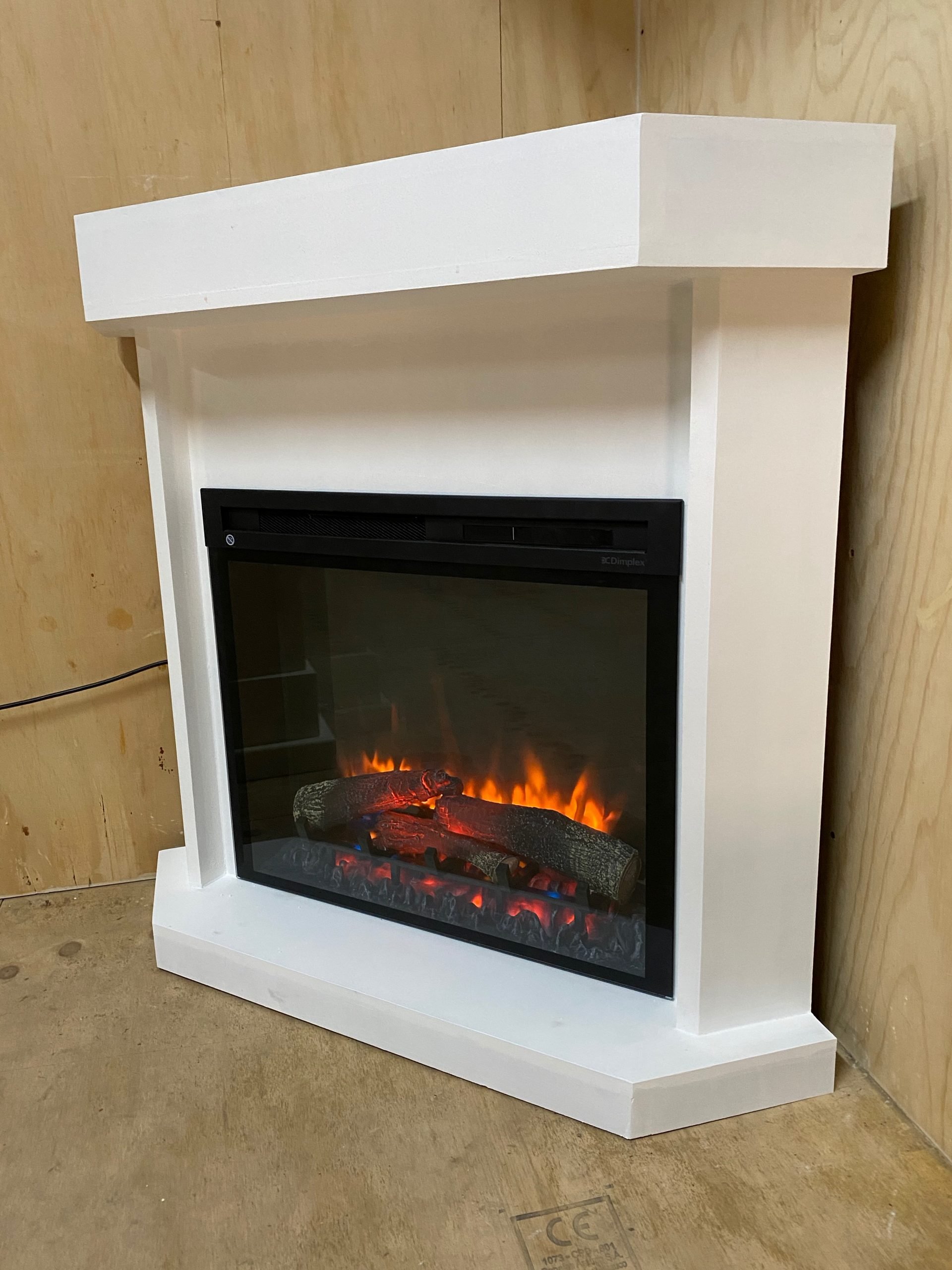 Stijlvolle hoekschouw in strakke hoekopstelling met geïntegreerde elektrische sfeerhaard.