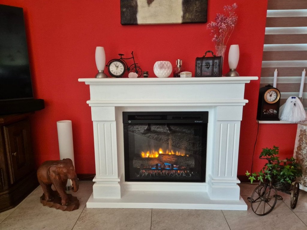 Dimplex Firebox XHD28 elektrische sfeerhaard met ombouw met ingebouwde LED-verlichting voor sfeervolle vlammen en energiezuinige verwarming.