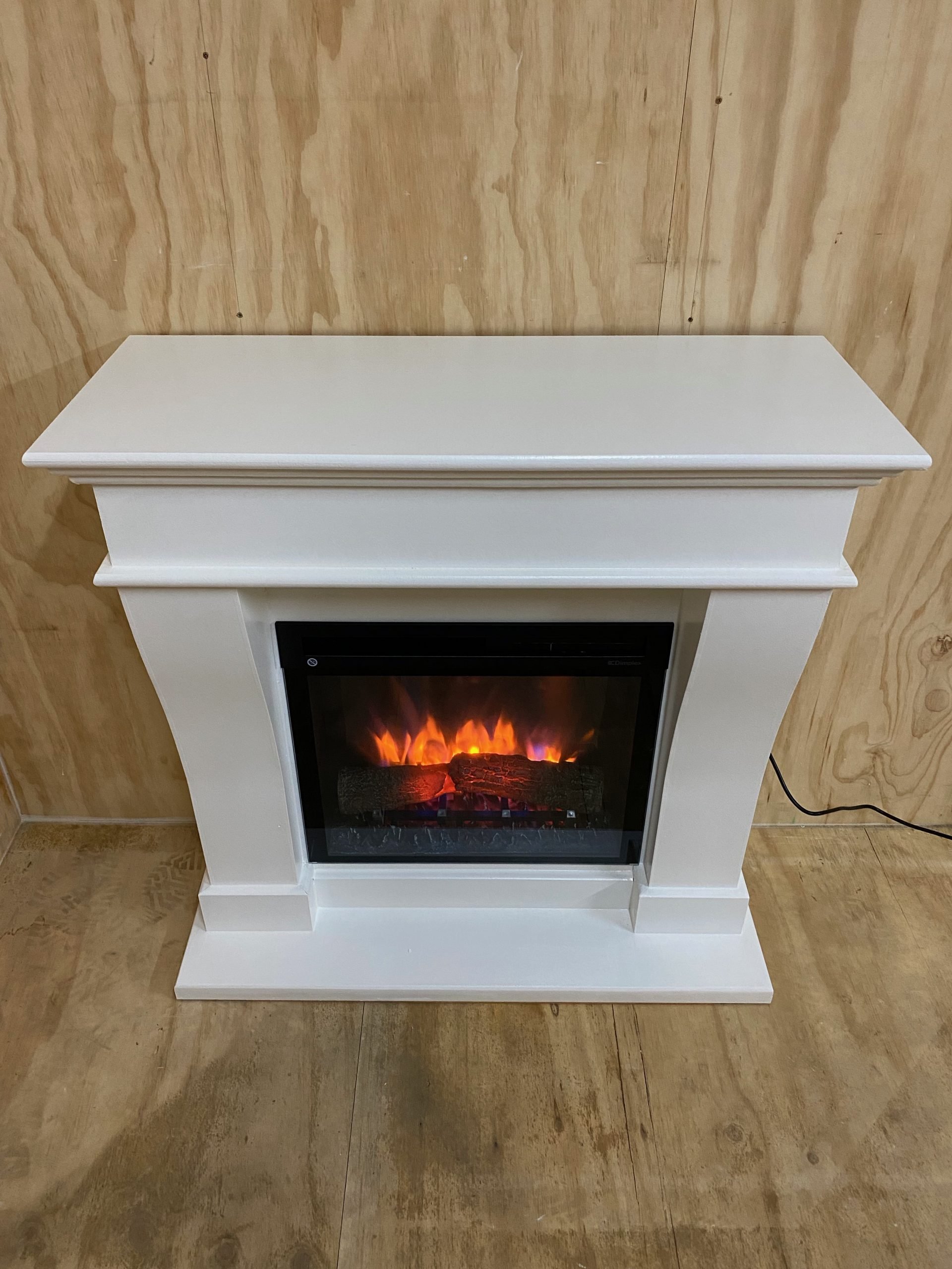 Stijlvolle rechte sierschouw in wit MDF met moderne afwerking