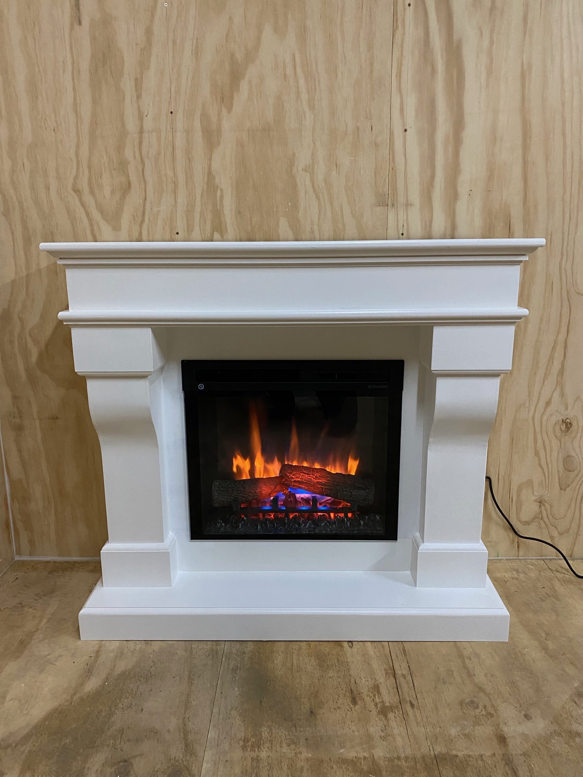 Dimplex XHD23 als onderdeel van een elektrische haard met ombouw, realistisch vlameffect met LED-verlichting.