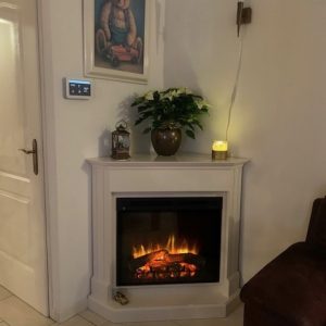 Hoekschouw met Dimplex XHD28, moderne elektrische haard voor stijlvol interieur, ruimtebesparend en sfeervol.