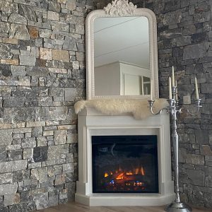 Hoekschouw met Dimplex Firebox XHD28 elektrische sfeerhaard in moderne woonkamer, sfeervolle verwarming