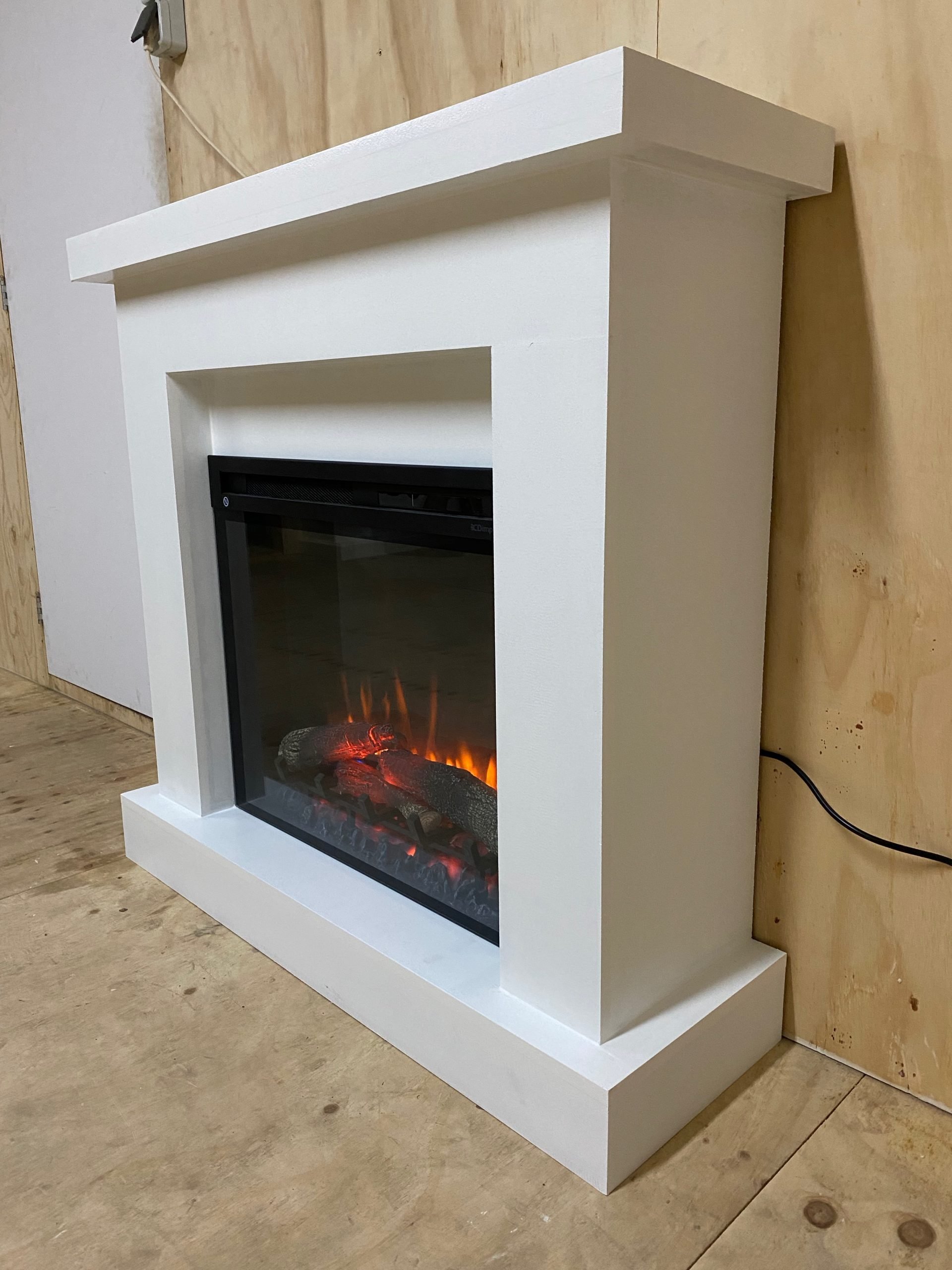 Montage van de Dimplex Firebox XHD28 elektrische haard in de strakke schouw ombouw.