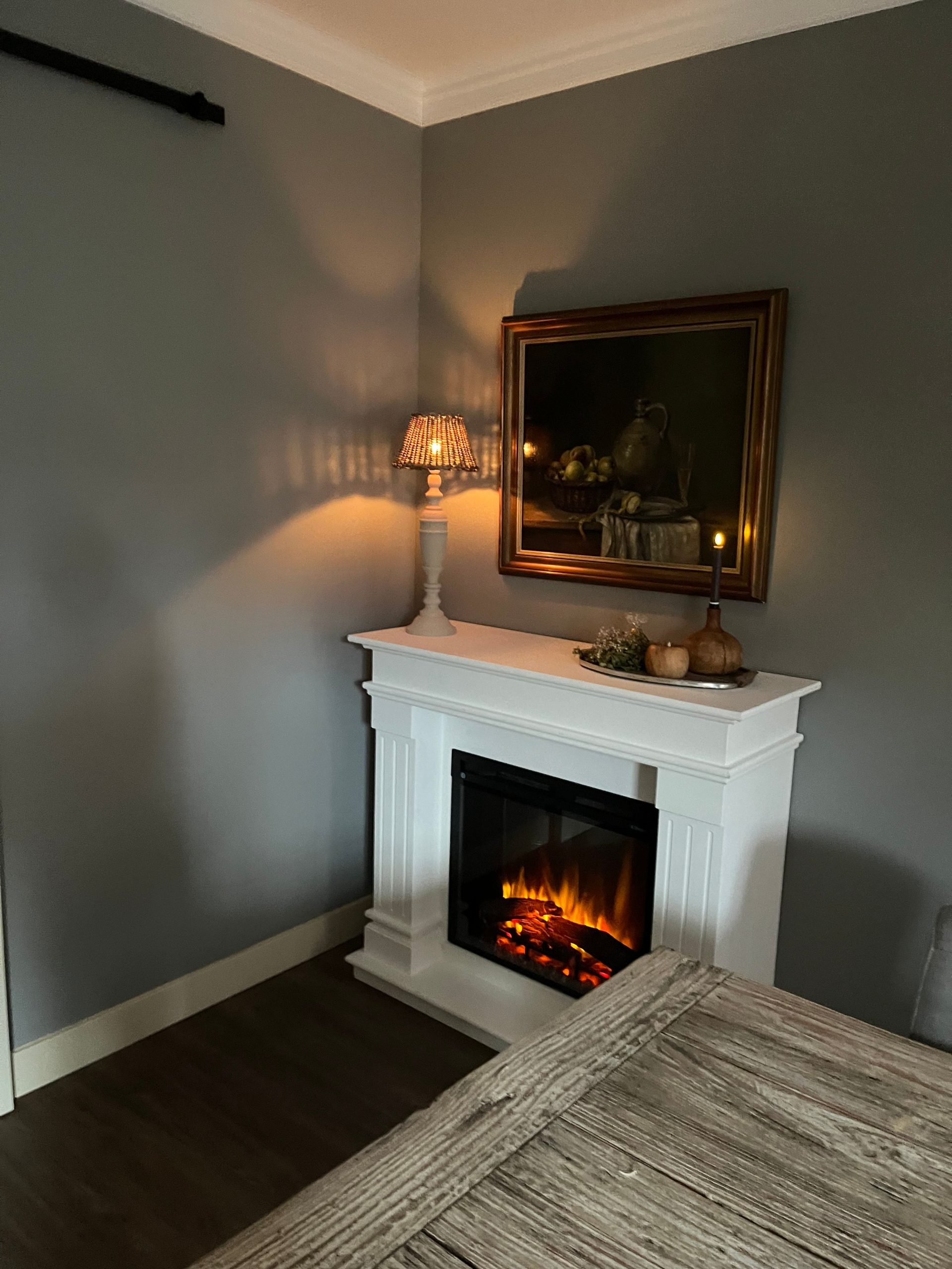 Strakke rechte schouw ombouw van MDF in een moderne woonkamer, geschikt voor de Dimplex Firebox XHD28