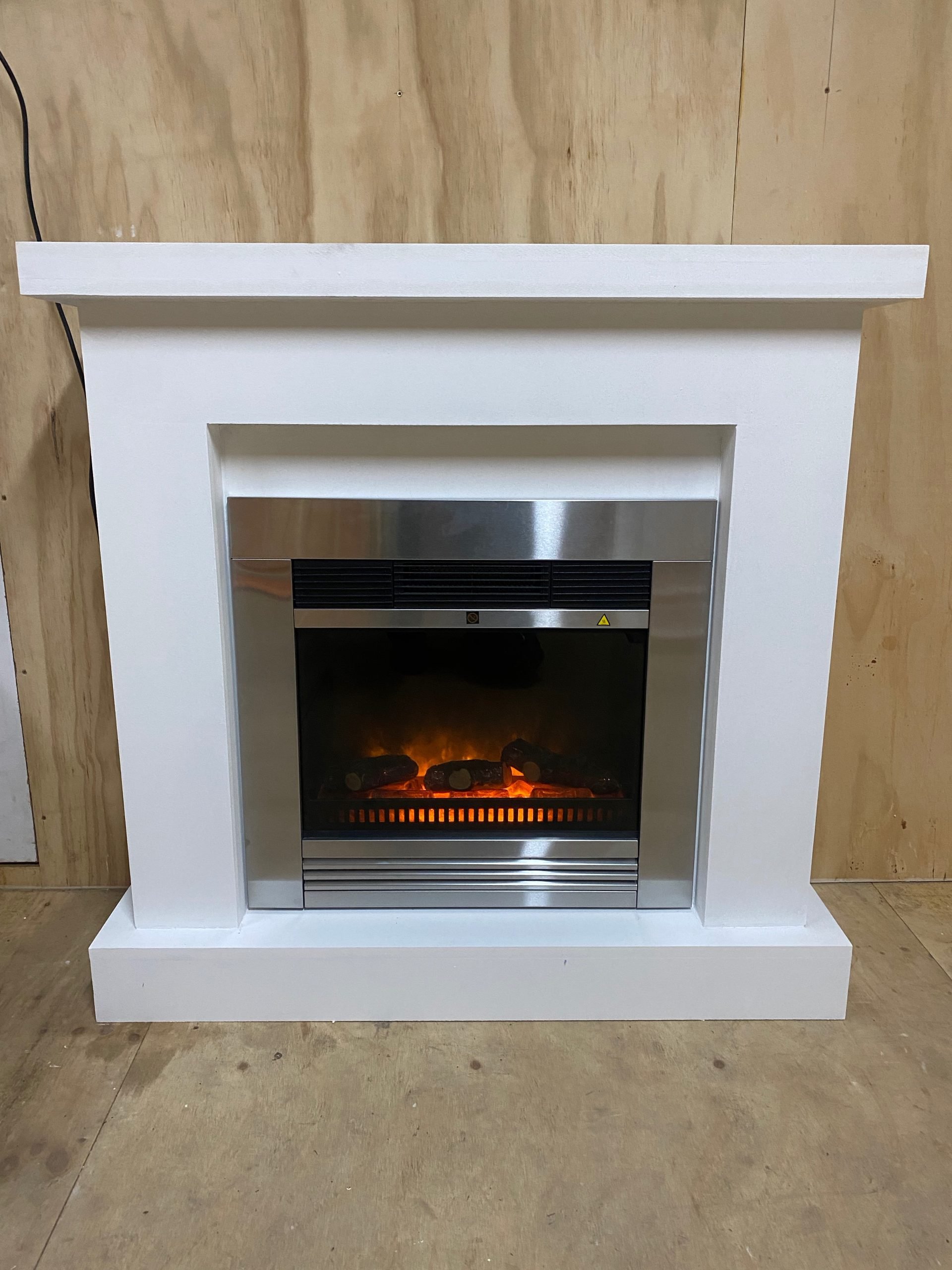 Close-up van Classic Fire “Chicago” elektrische haard met LED vlammen, RVS afwerking, moderne sfeerhaard.