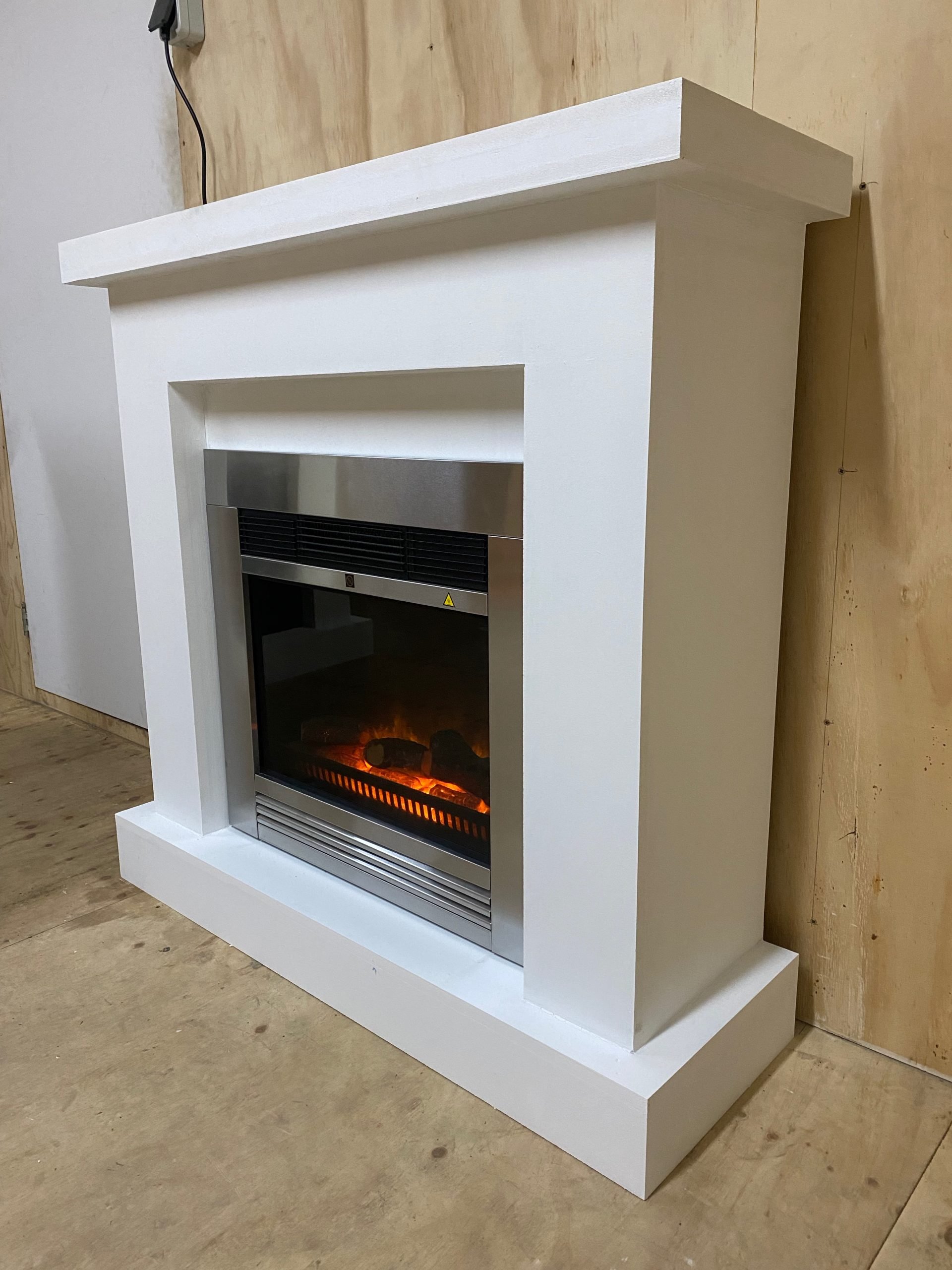 Detail van de rechte schouw, modern design, duurzaam MDF materiaal, strakke afwerking voor woonkamer.