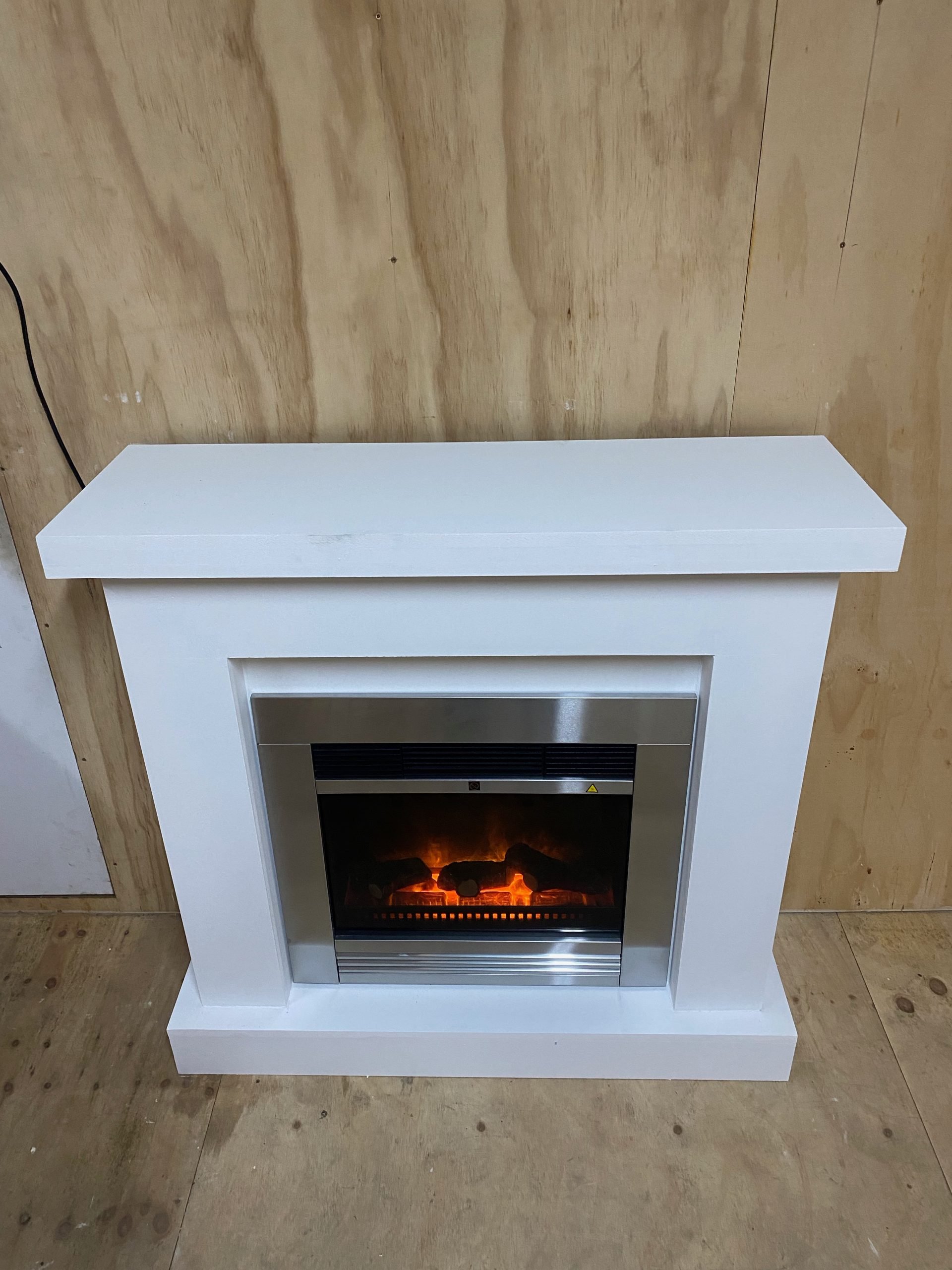 Schouw met Classic Fire “Chicago” haard in woonkamer, stijlvolle inrichting, LED-vlammen en verwarming.