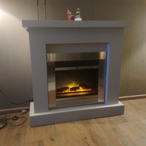 Geef uw woonkamer een moderne upgrade met de strakke schouw en Chicago RVS sfeerhaard. Perfect formaat en stijlvol design voor een eigentijdse inrichting.