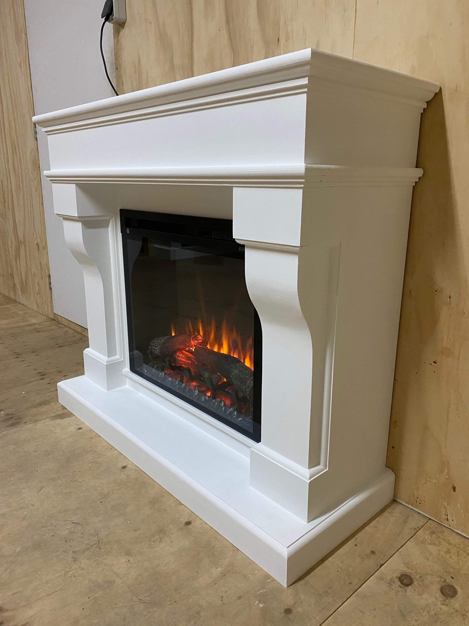Creëer een warme en stijlvolle woonkamer met de Dimplex Firebox XHD28 elektrische haard en een elegante schouw. Perfecte mix van klassieke details en moderne techniek voor een sfeervolle ambiance.