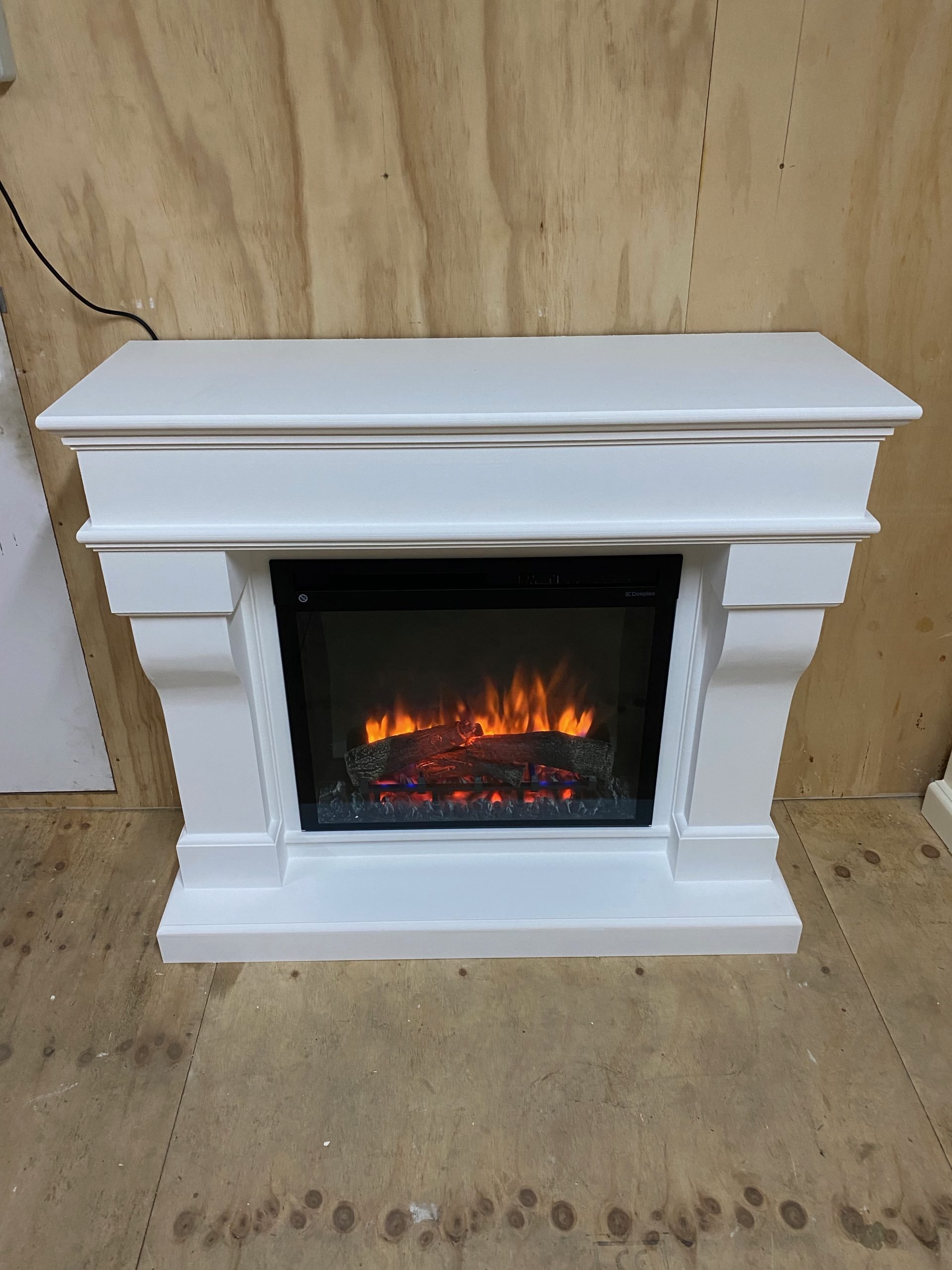 Creëer een warme en stijlvolle woonkamer met de Dimplex Firebox XHD28 sfeerhaard en een elegante schouw. Perfecte mix van klassieke details en moderne Optiflame-techniek voor een sfeervolle ambiance.