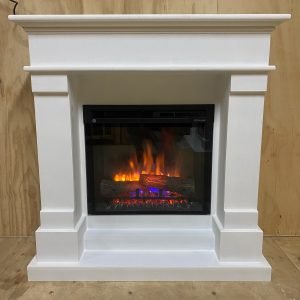 Vooraanzicht van een rechte schouw met Dimplex XHD23 moderne elektrische sfeerhaard, strak design en warme uitstraling.