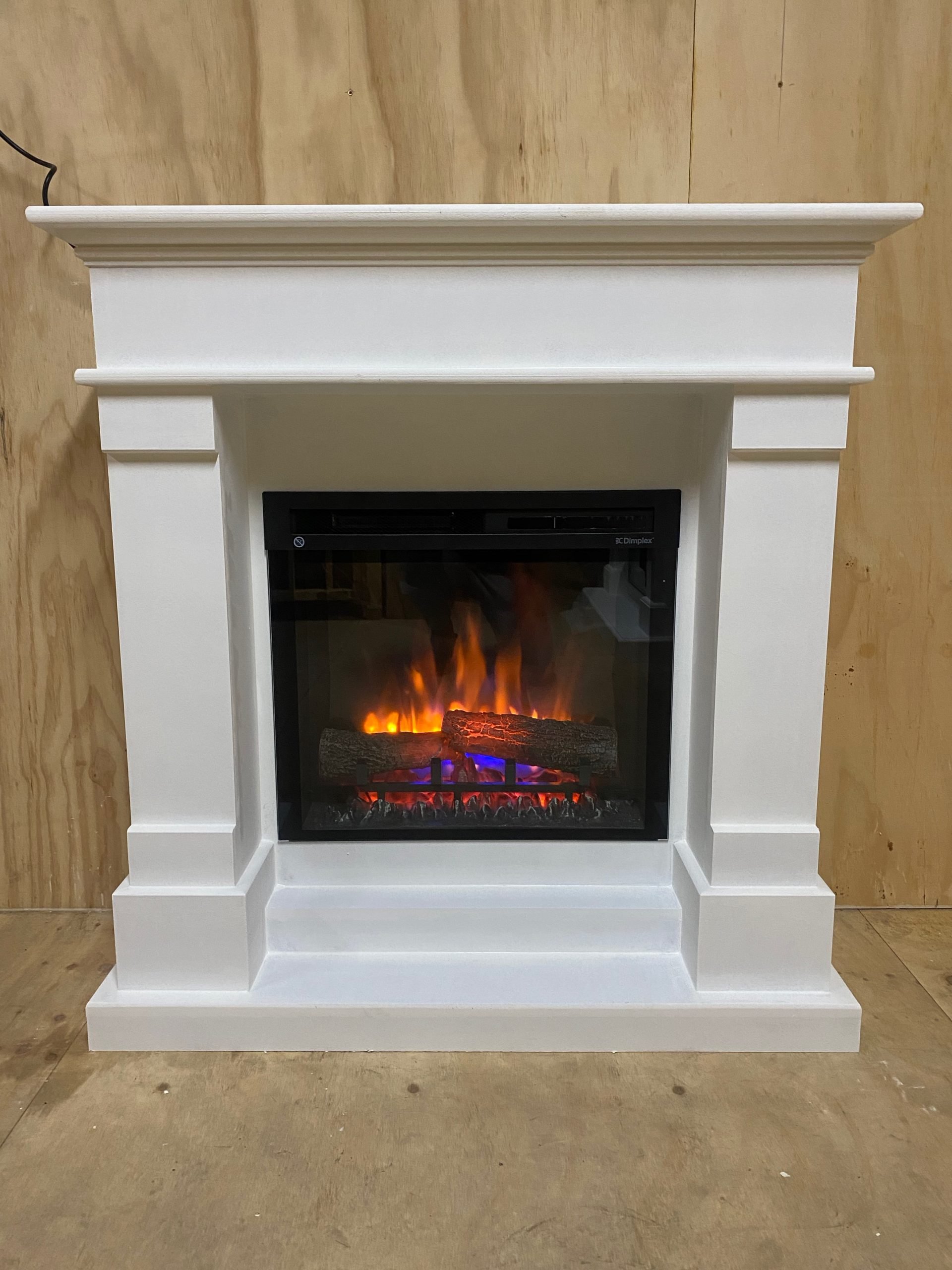 Vooraanzicht van een rechte schouw met Dimplex XHD23 moderne elektrische sfeerhaard, strak design en warme uitstraling.