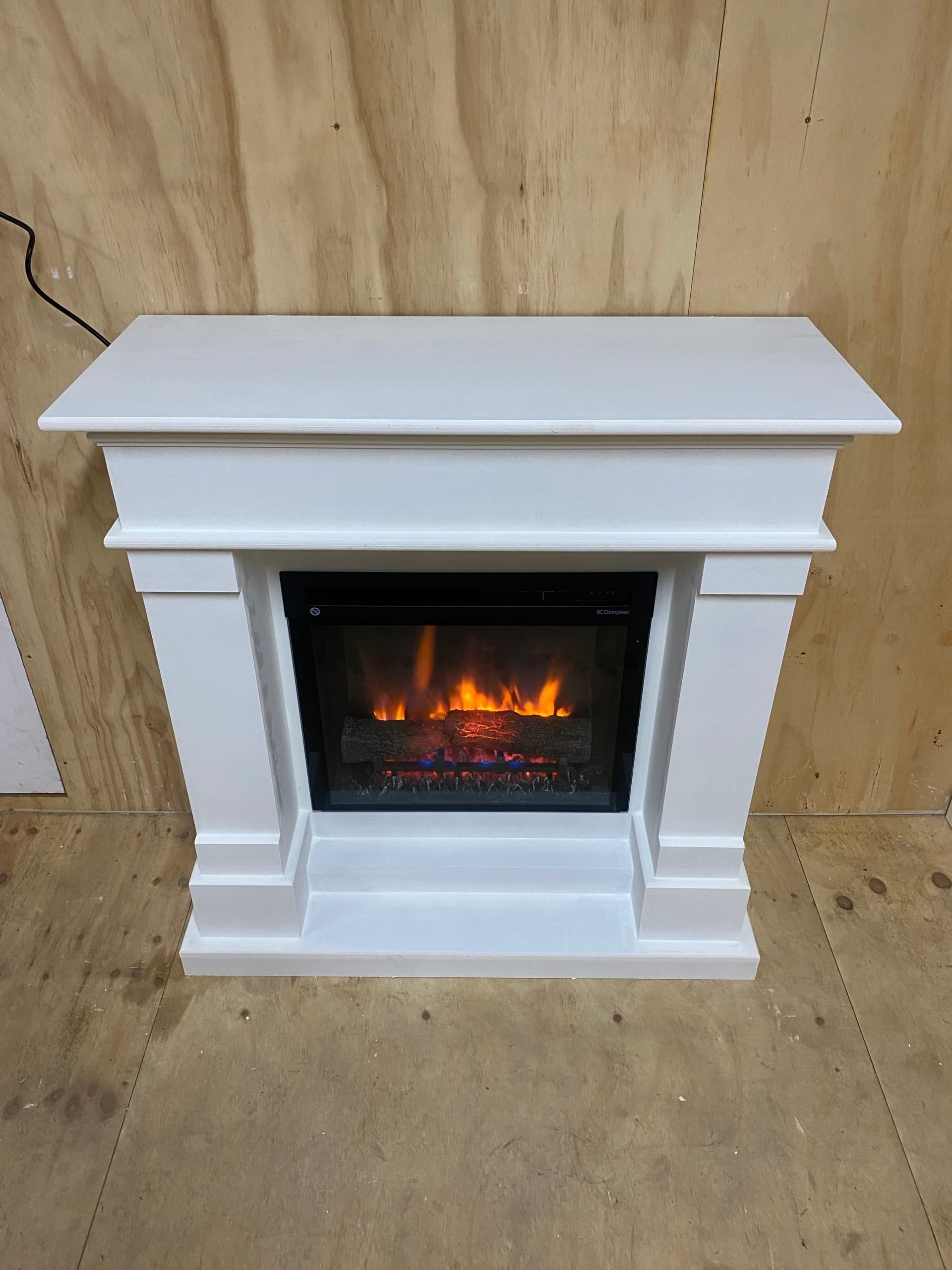 Alternatieve tekst: Detailweergave van de Dimplex XHD23 moderne elektrische haard met rood en Blauwgloeibed en realistische vlammen.