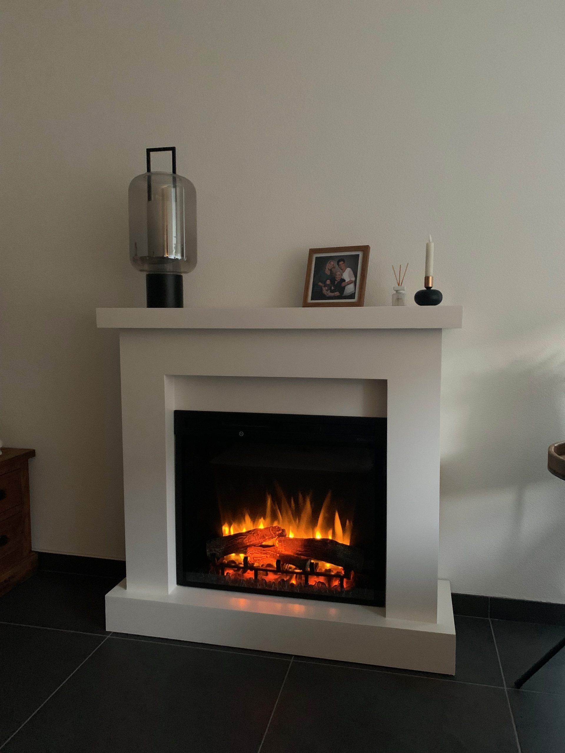 Strakke schouw ombouw met Dimplex Firebox XHD28 in een moderne woonkamer.