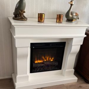 Elektrische haard met ombouw Schouw RS5, tijdloos design met bolpoten voor elke woonkamer.