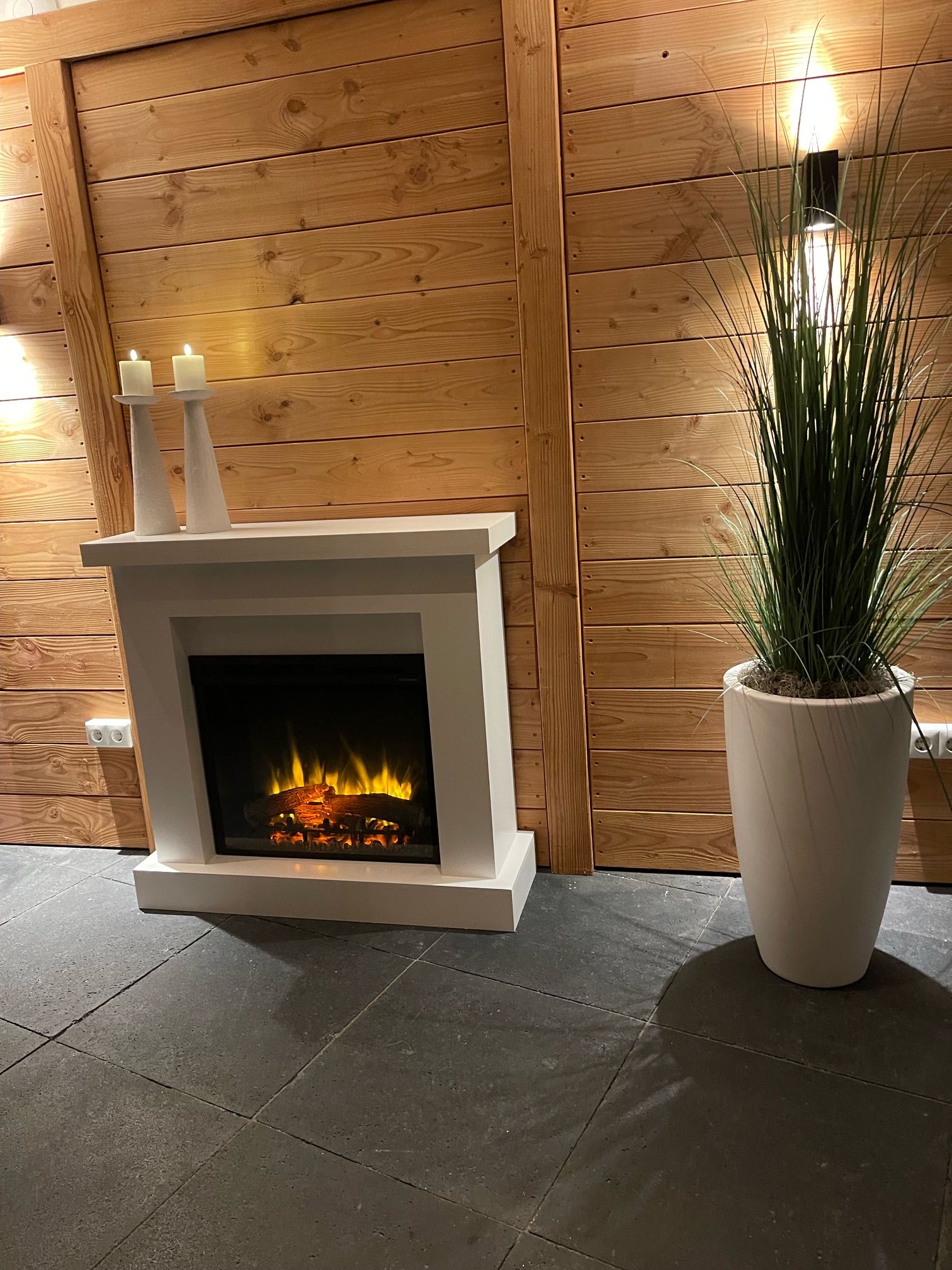 Detail van het frameloze glazen paneel van de Dimplex Firebox XHD28.