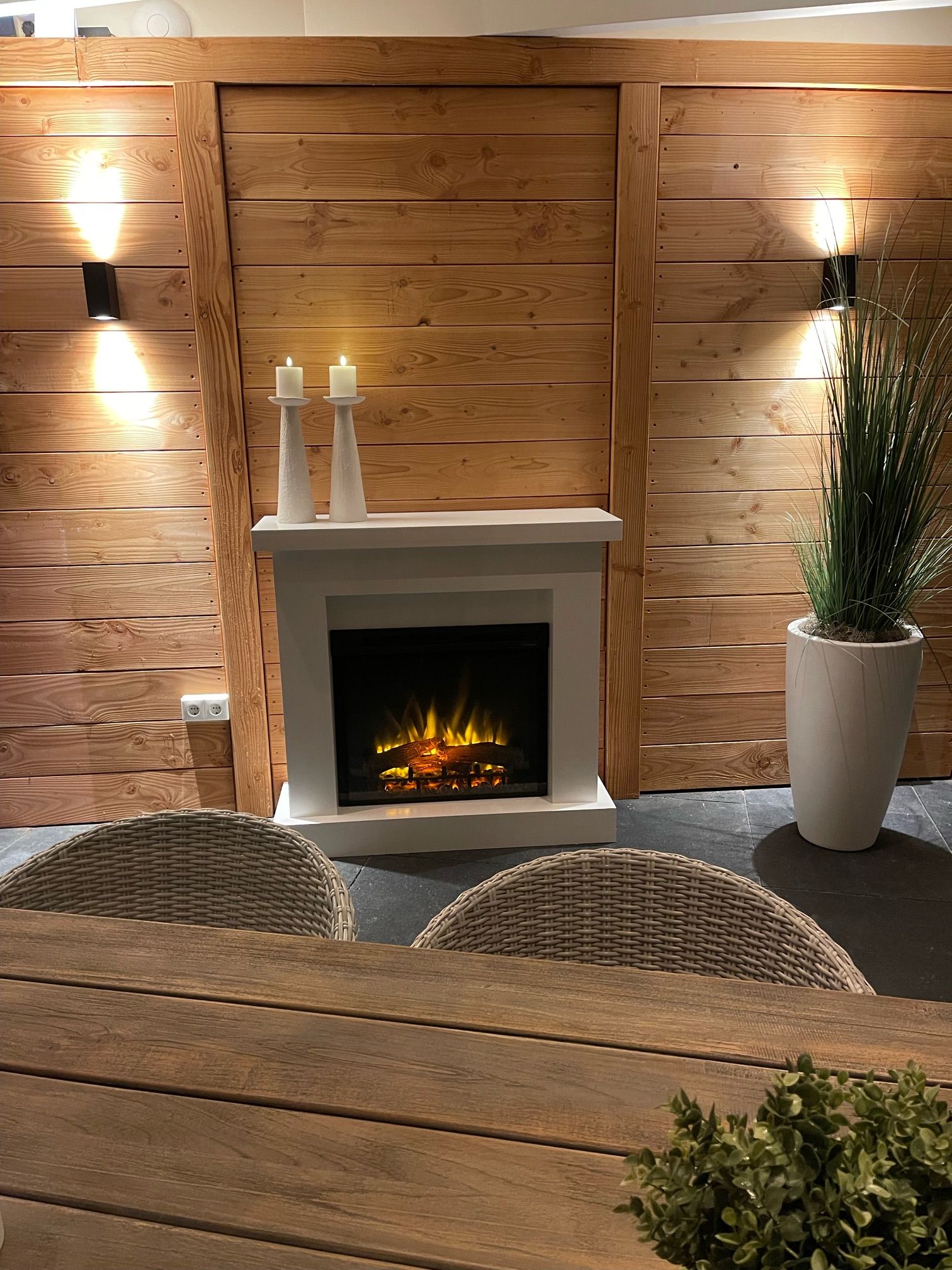 Complete set van Dimplex Firebox XHD28 elektrische haard en strakke schouw.