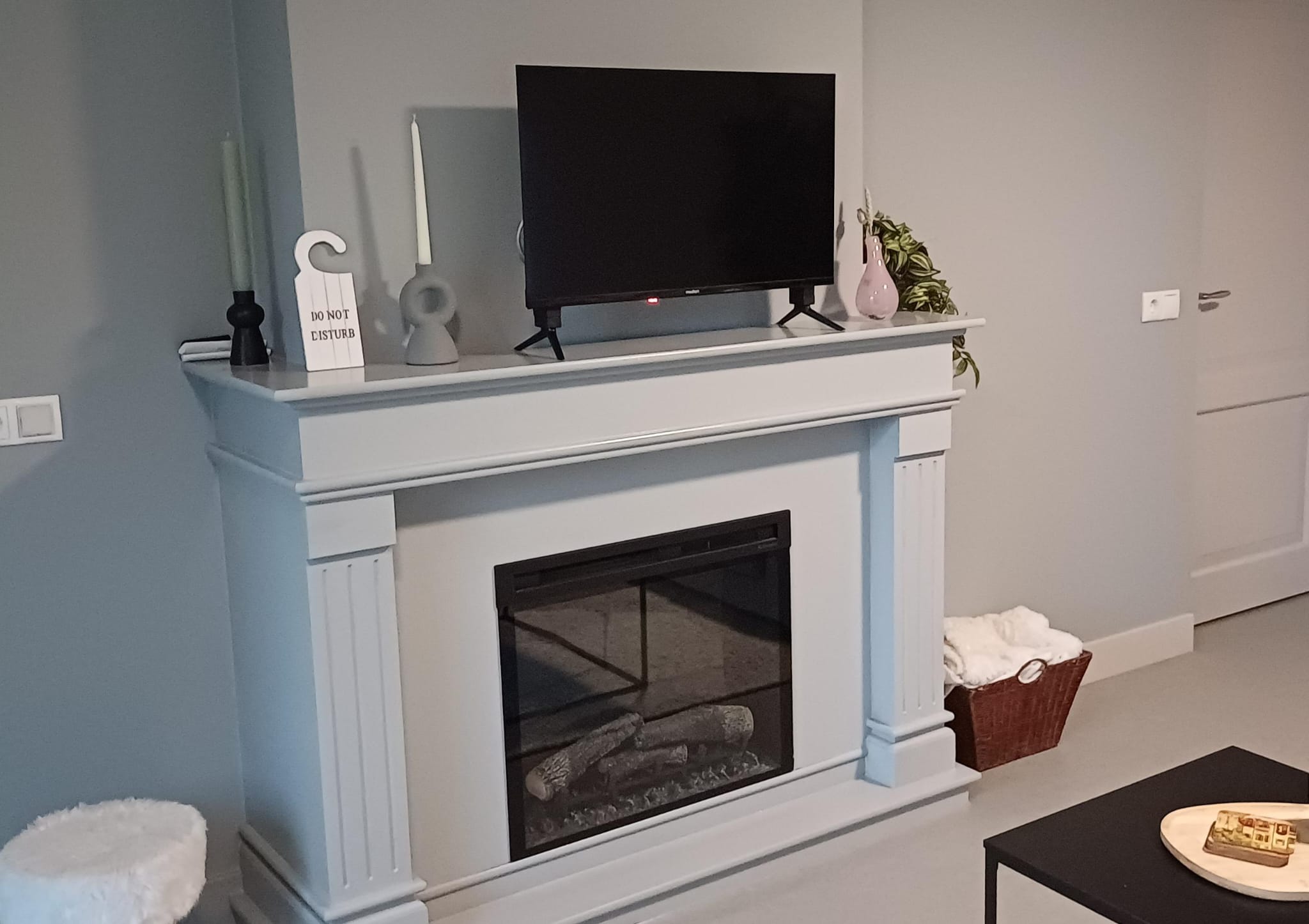 Sierschouw voor sfeerhaard, op maat gemaakt MDF ombouw voor elk interieur.