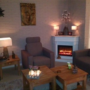 Creëer een warme en stijlvolle woonkamer met de hoekschouw en Livin Flames “Zürich” elektrische haard. Sfeervol design, krachtige 2000W verwarming – perfect voor koude dagen!