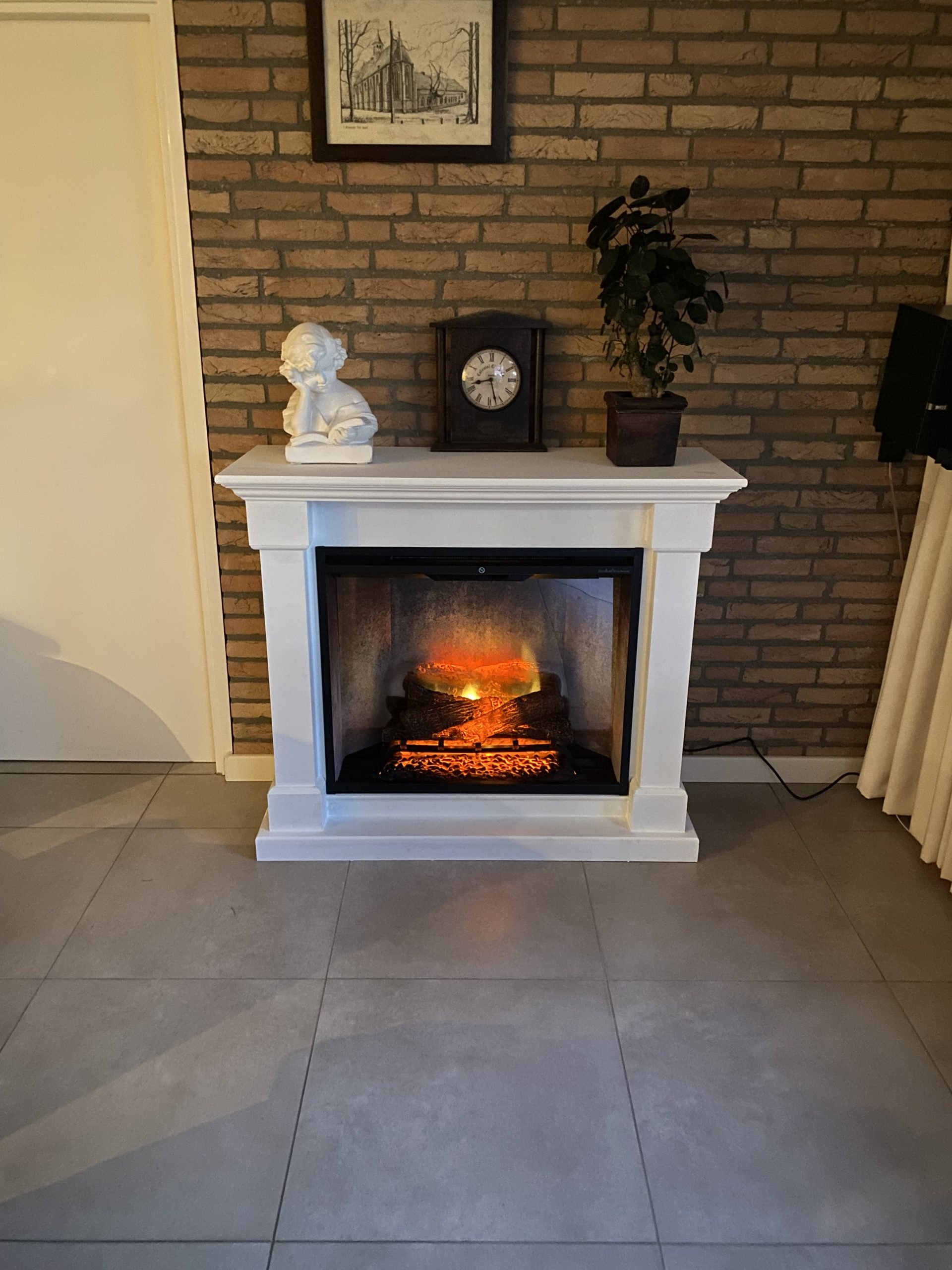 Dimplex Revillusion 30 in modern interieur met schouw ombouw