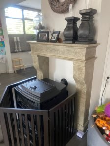 Vrijstaande op maat gemaakte bolpootschouw. voor de schouw staat een vrijstaande pelletkachel.