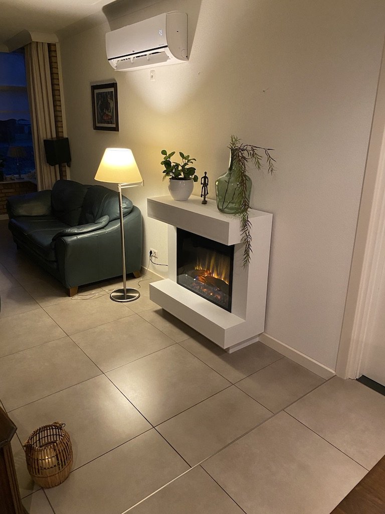 Elektrische sfeerhaard met schouw in modern interieur