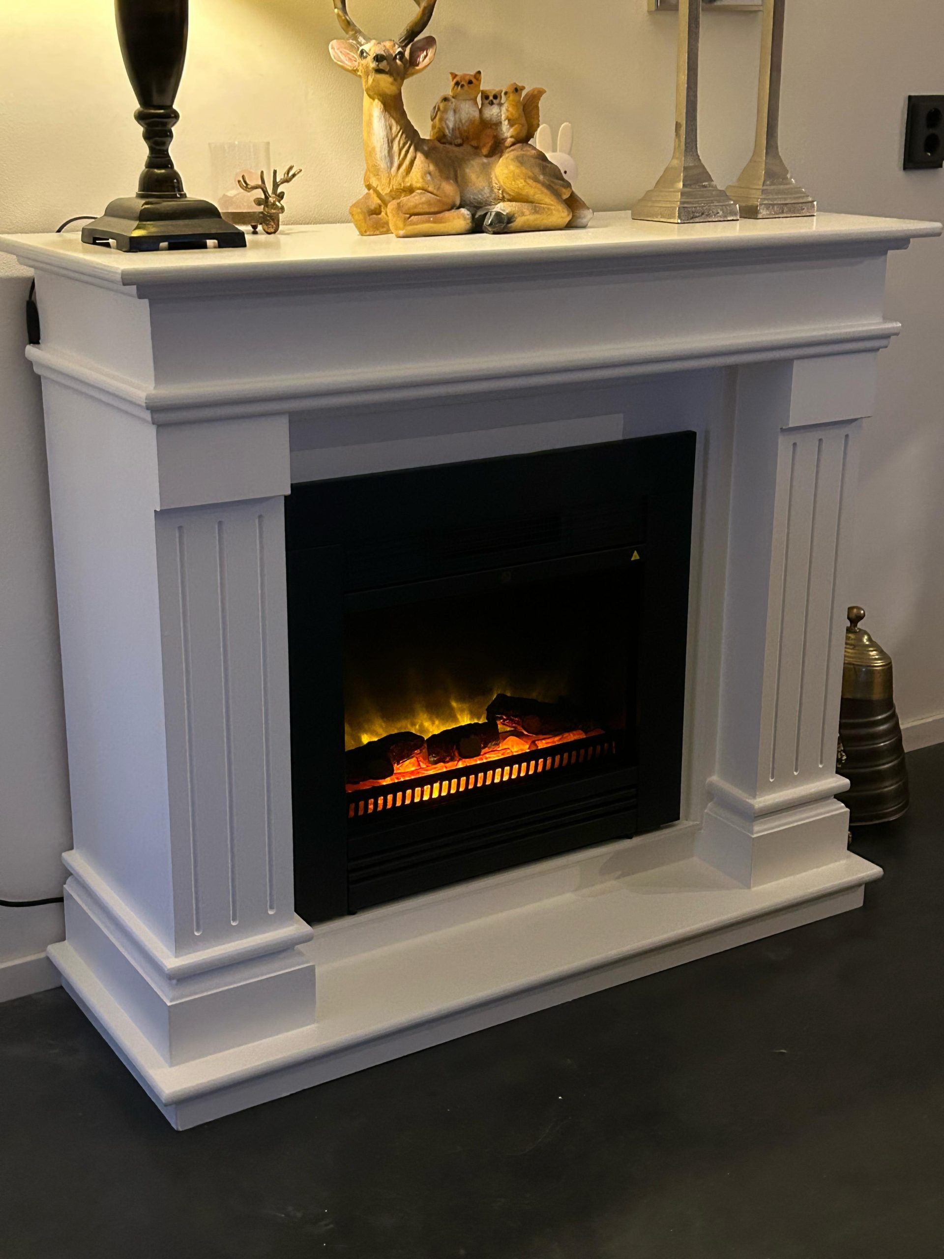 Elektrische sfeerhaard met schouw – Classic Fire "Chicago" in een modern interieur.