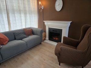 Moderne rechte schouw met Classic Fire "Chicago" sfeerhaard.