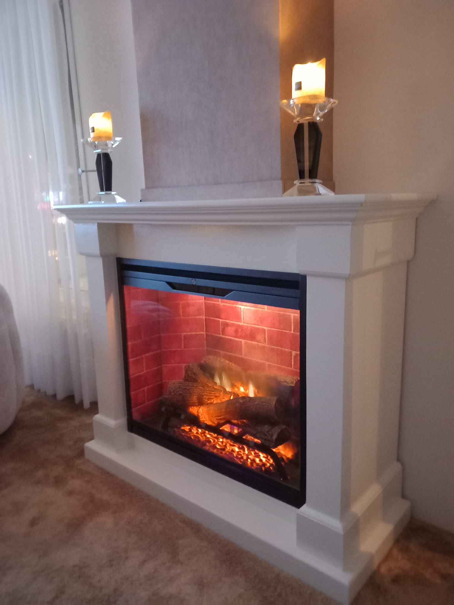 Elektrische sfeerhaard met witte schouw ombouw, Dimplex Revillusion 30 sfeerhaard met realistisch vlammenspel en rode steen achterwand