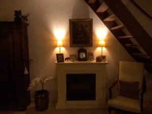 Rechte schouw met Classic Fire Chicago elektrische sfeerhaard in klassiek interieur