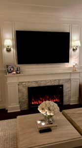 Cinewall op maat met tv en elektrische sfeerhaard in moderne woonkamer