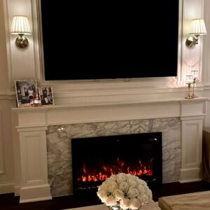 Cinewall op maat met tv en elektrische sfeerhaard in moderne woonkamer