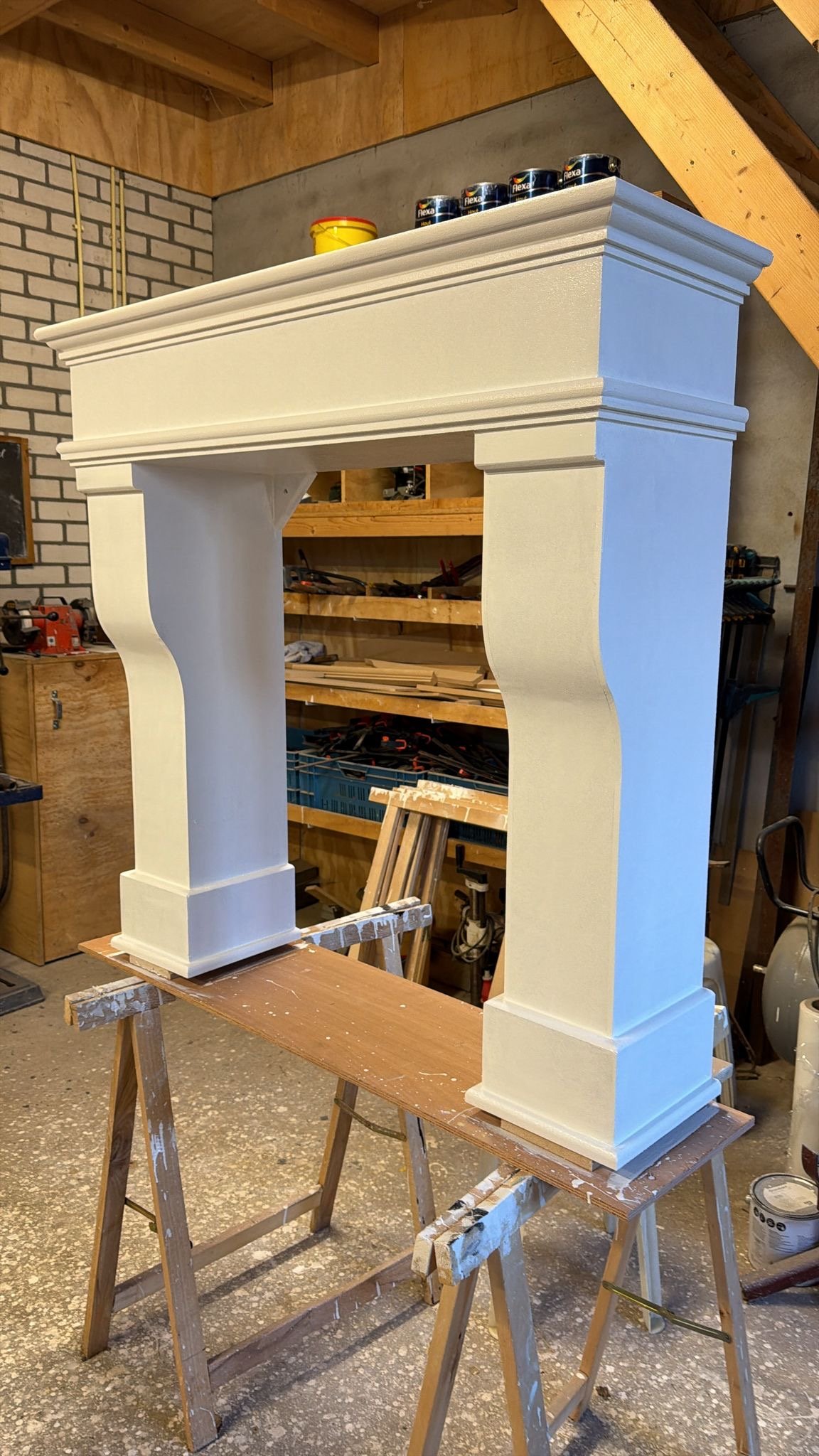 Sfeerhaard met schouw in moderne woonkamer elektrische haard met ombouw